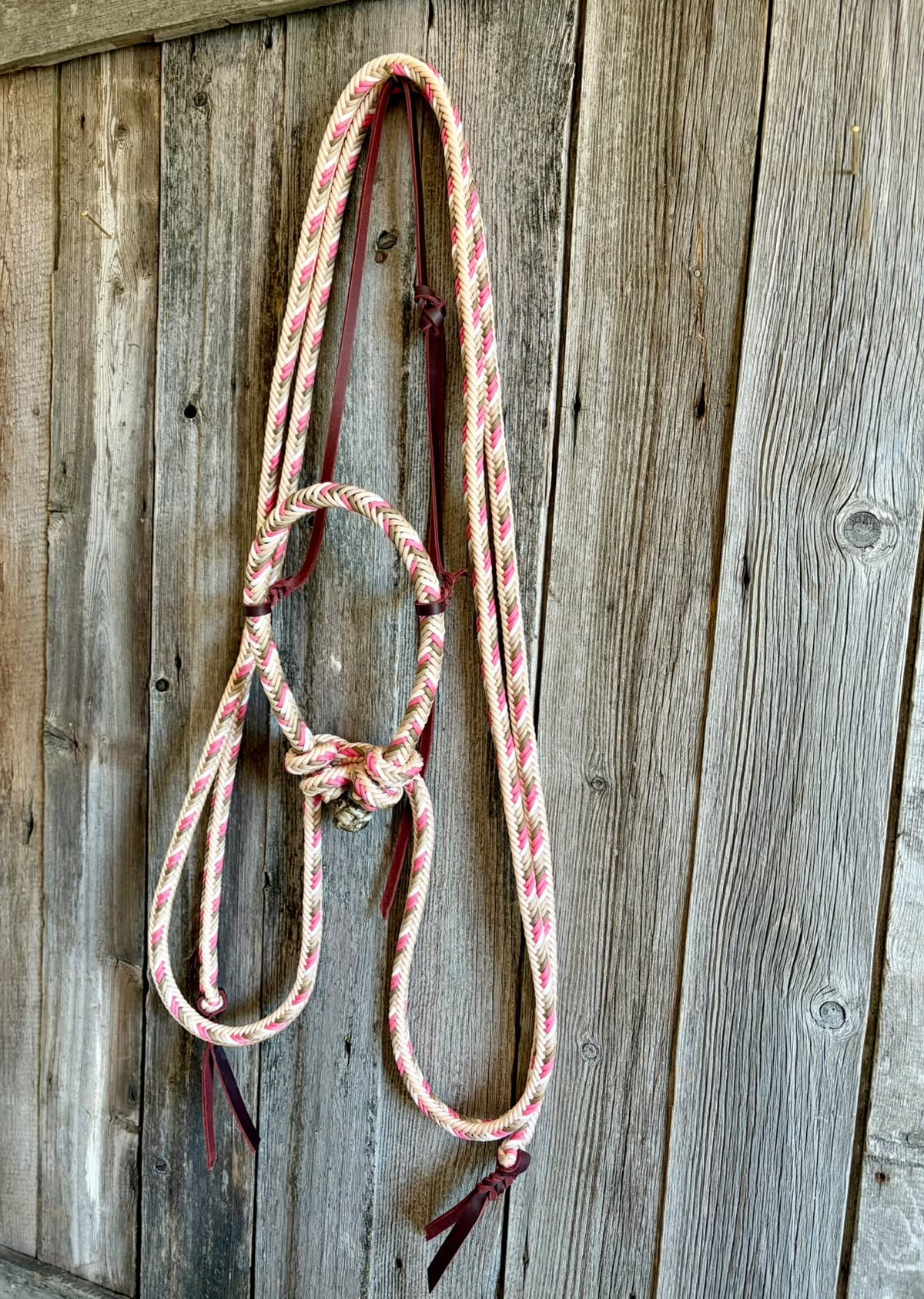 Harnais de hackamore Loping et rênes fendues à 12 brins de la marque Slippery Moon Mecates, avec boucles et corde en cuir.