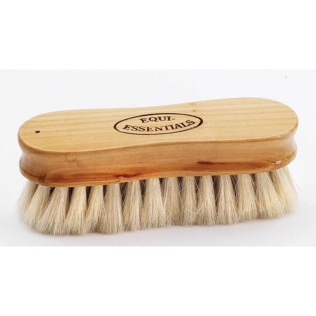 Brosse faciale Equine Essentials Woodback de la marque Cavalier, accessoire pour soins du visage pour chevaux.