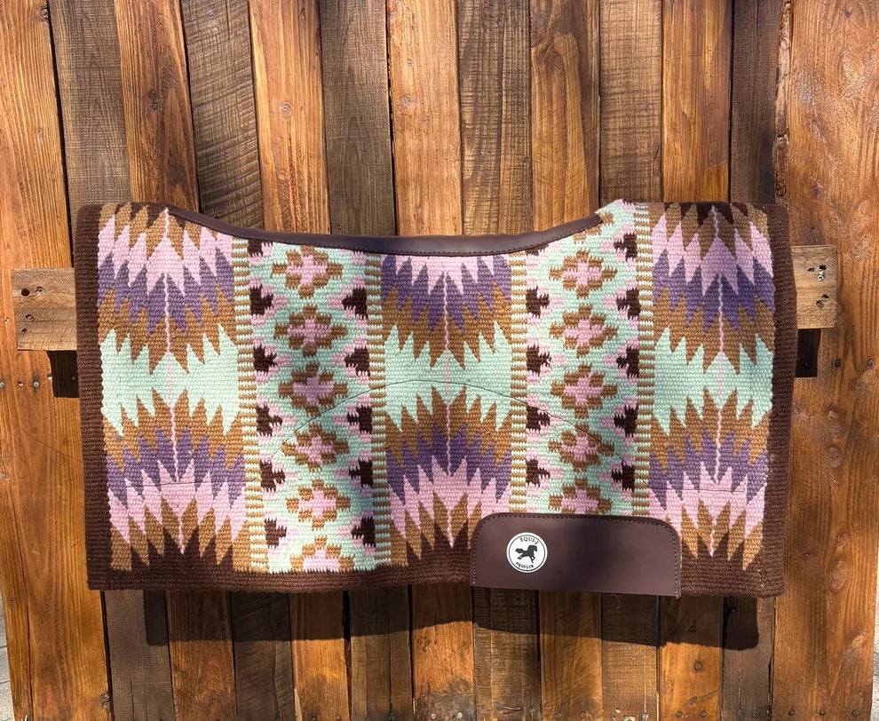Tapis feutré Sunset Spritz de la marque Equi-J, accessoire équestre aux couleurs vives et motif élégant.