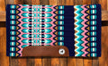 Tapis marine et rose pour chevaux de la marque Equi-J, accessoire équestre avec motif sur-tapis coloré.