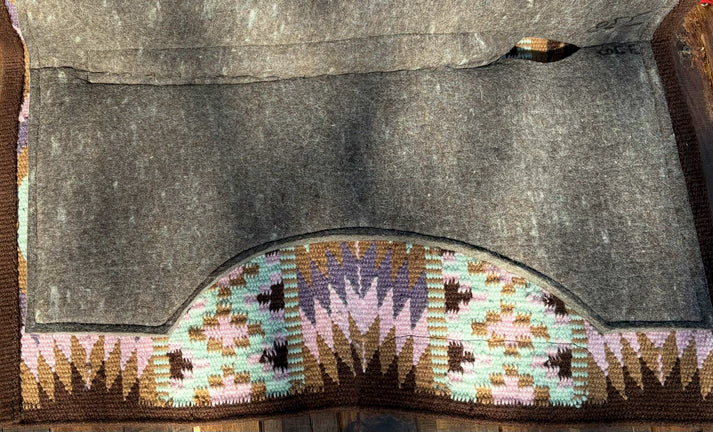 Tapis feutré Sunset Spritz d'Equi-J, accessoire pour l'équitation, avec motif coloré et texture douce visible sur l'image.