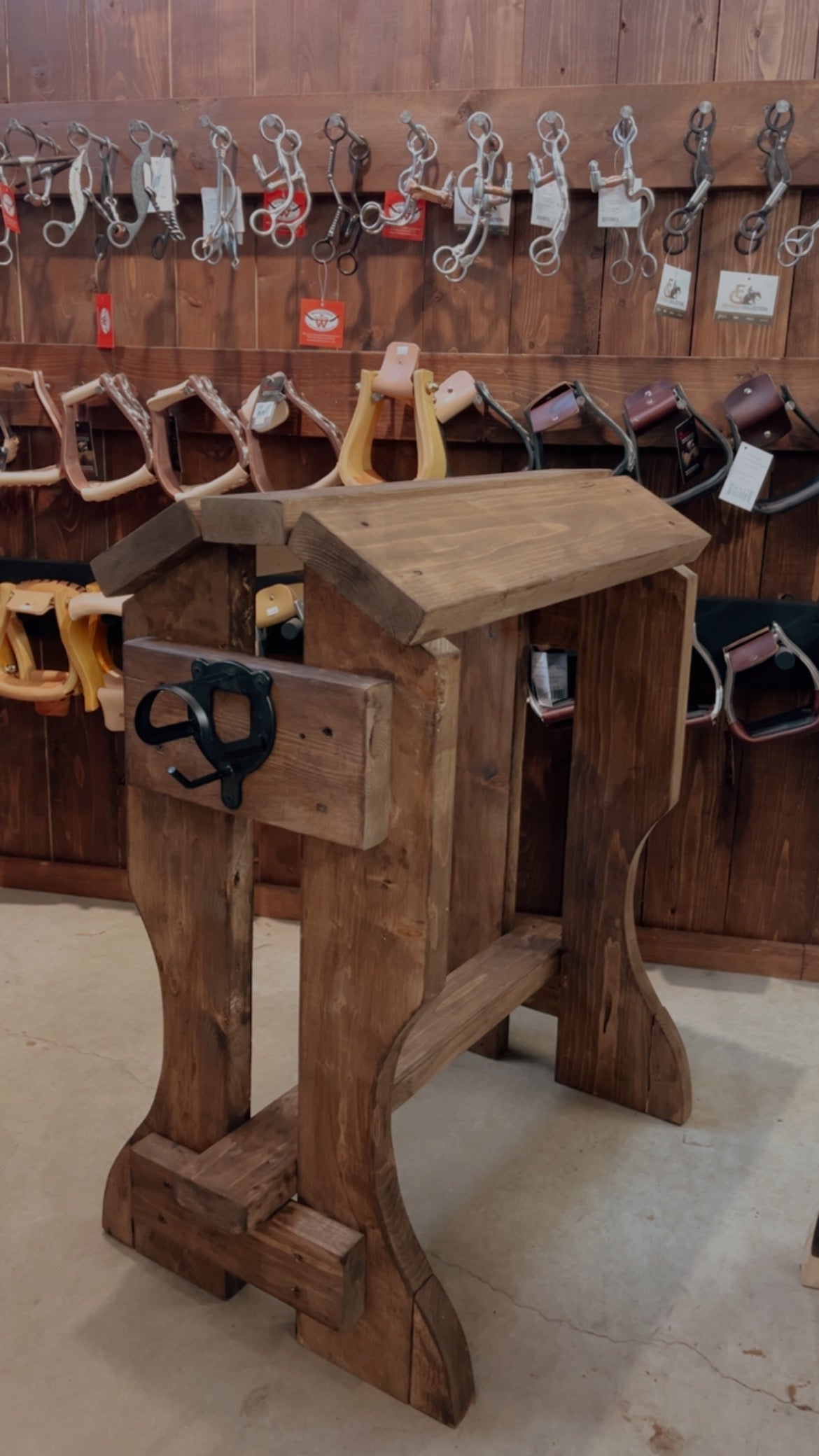 Support à selle en bois ES Sellerie Western, accessoire robuste pour selle western avec finition en bois naturelle.