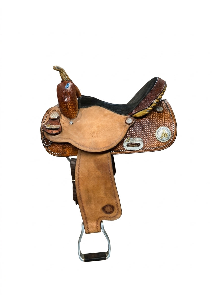 Selle western de baril usagée Textan par ES Sellerie Western, vue latérale ornée.
