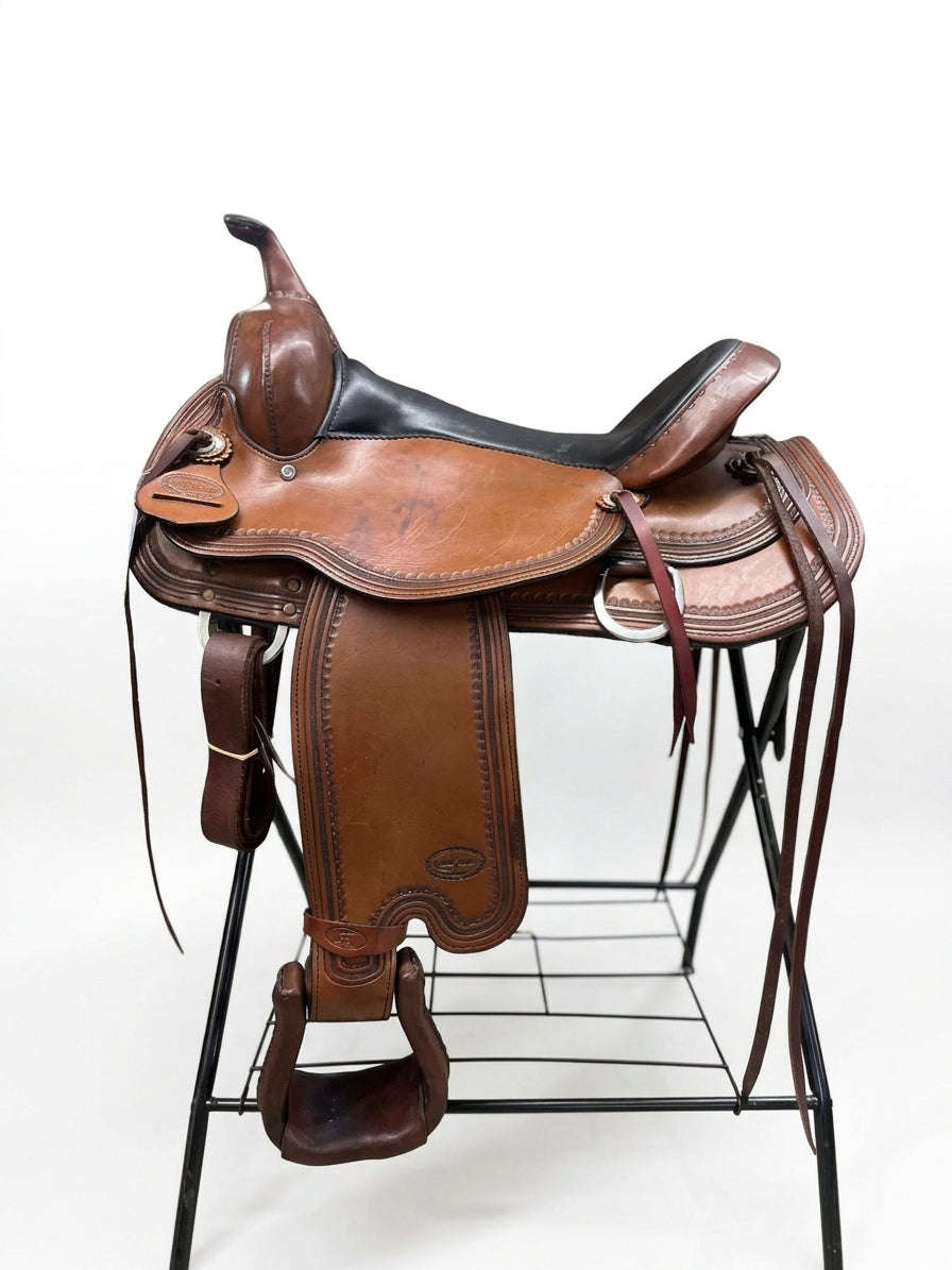 Selle de randonnée Reinsman usagée pour accessoires western, visible avec cuir usé et détails de fabrication.