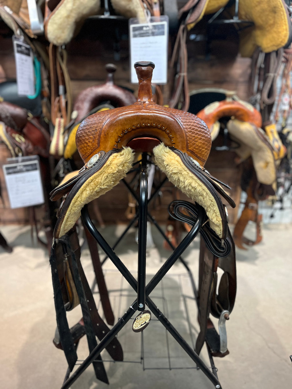 Selle western de baril Star of Texas de la marque ES Sellerie Western, équipée pour le travail équestre, visible sur l'image.