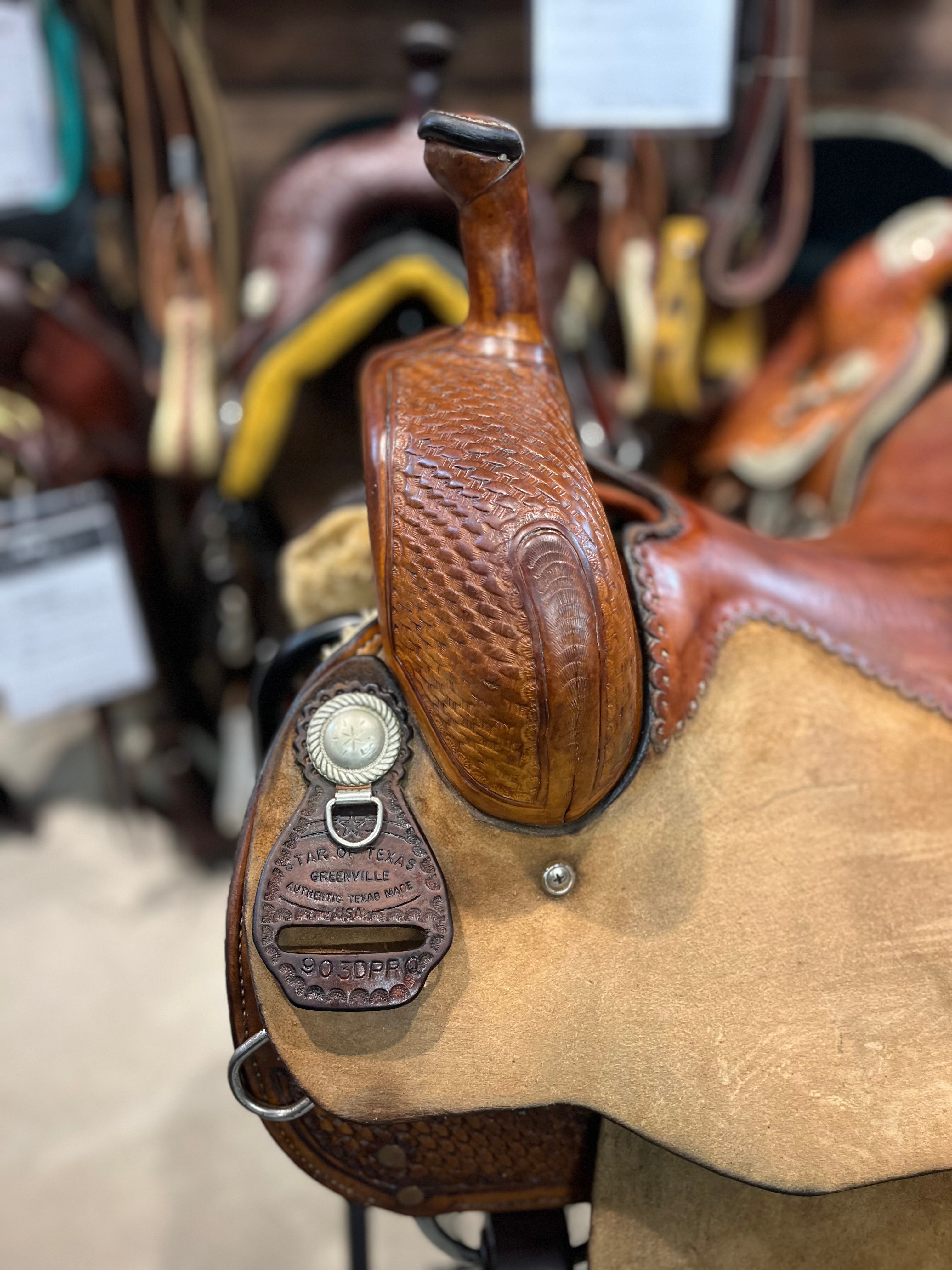 Selle western de baril Star of Texas, équipement de cheval de haute qualité, avec cuir brun et détails en acier.