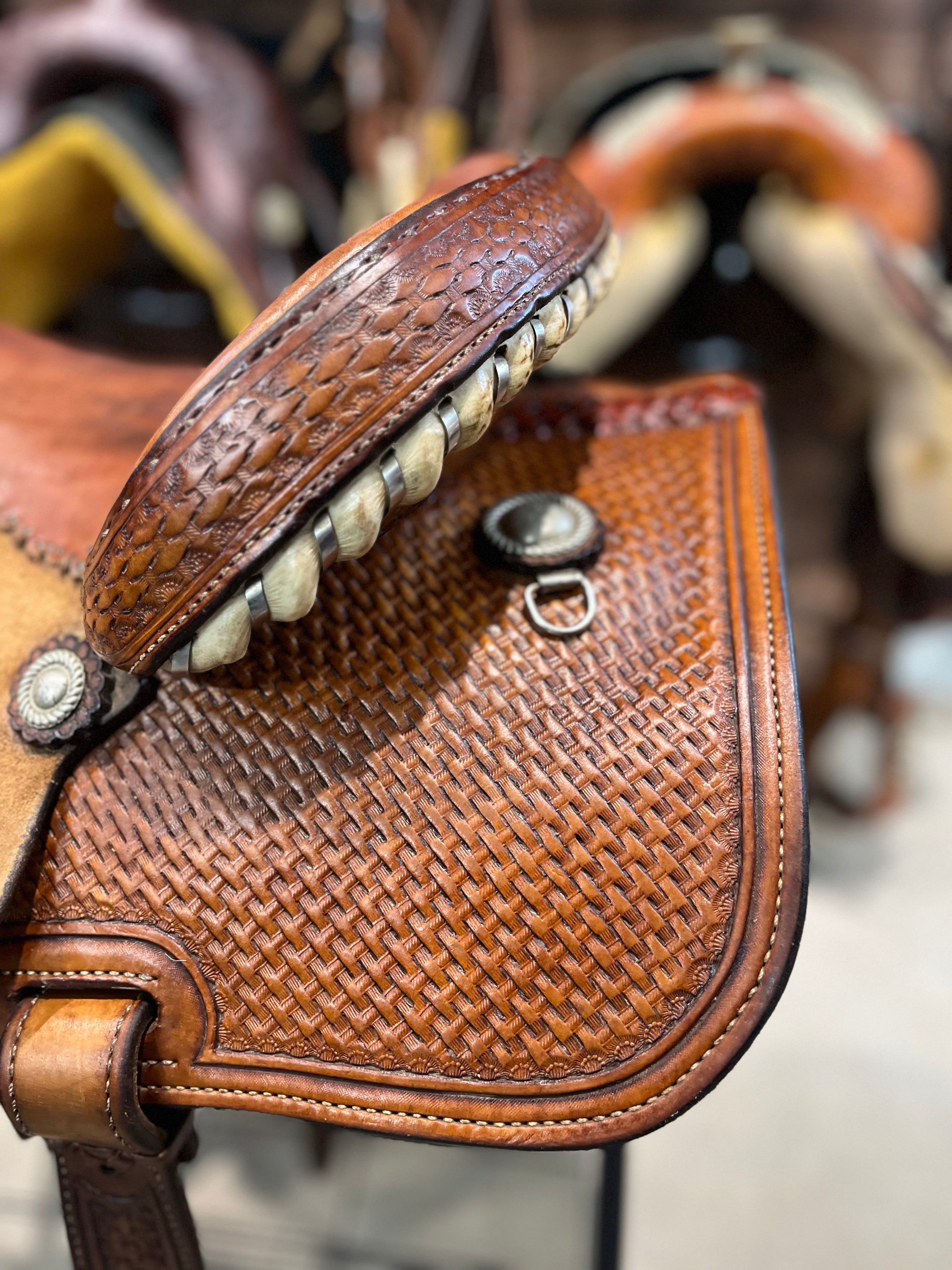 Selle western de baril Star of Texas sur un cheval, équipement pour équitation western, fabriquée par ES Sellerie Western.
