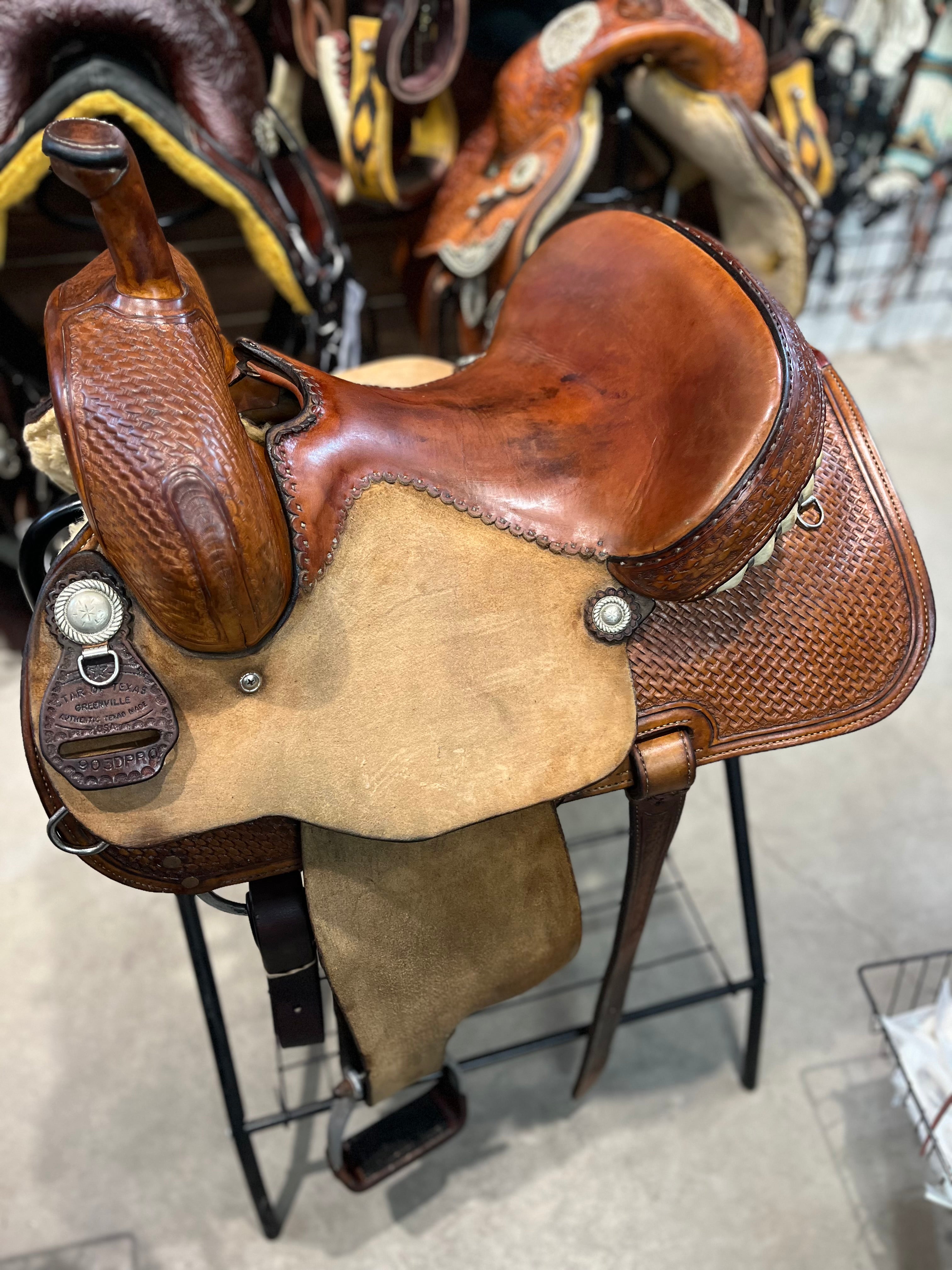 Selle western de baril Star of Texas sur un cheval, équipement de cowboy, marque ES Sellerie Western, vue de côté.