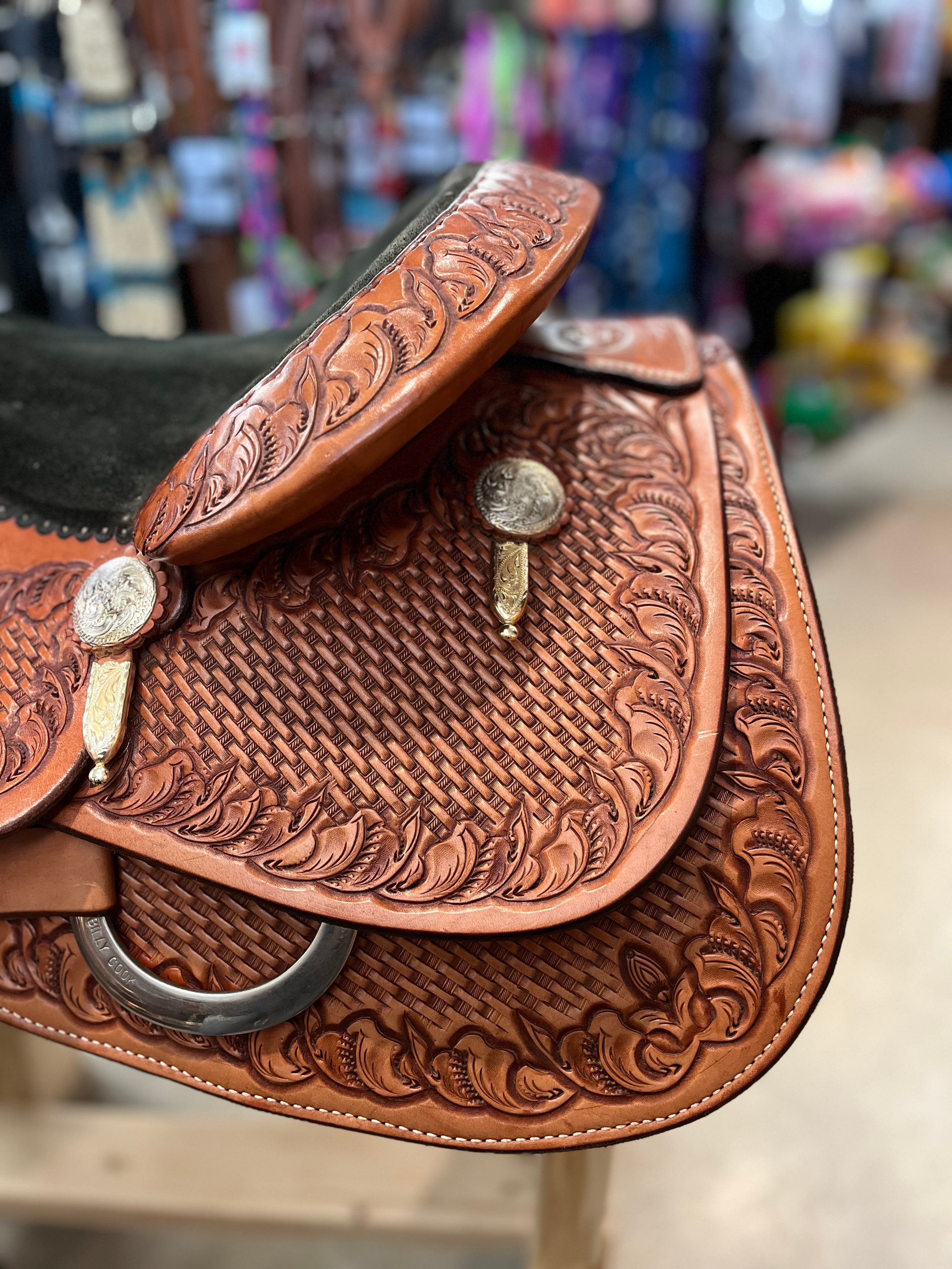 Selle western de reining Billy Cook Classic, équipement de cheval pour discipline western, avec cuir noir et garnitures en métal.