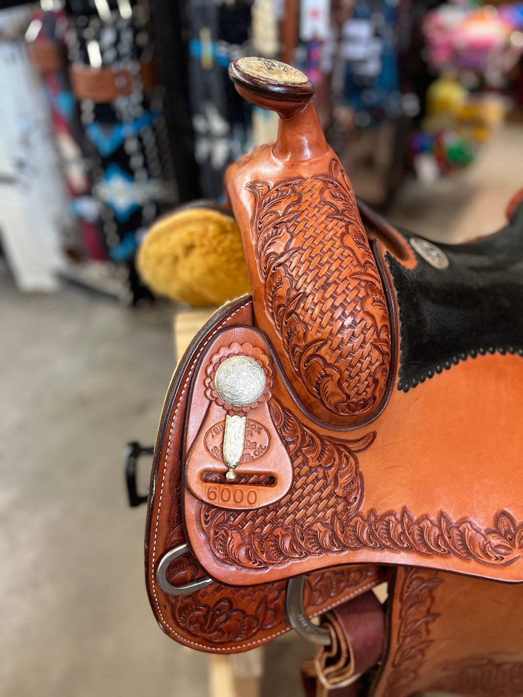 Selle western de reining Billy Cook Classic posée sur un cheval, équipement de haute qualité de la marque ES Sellerie Western.
