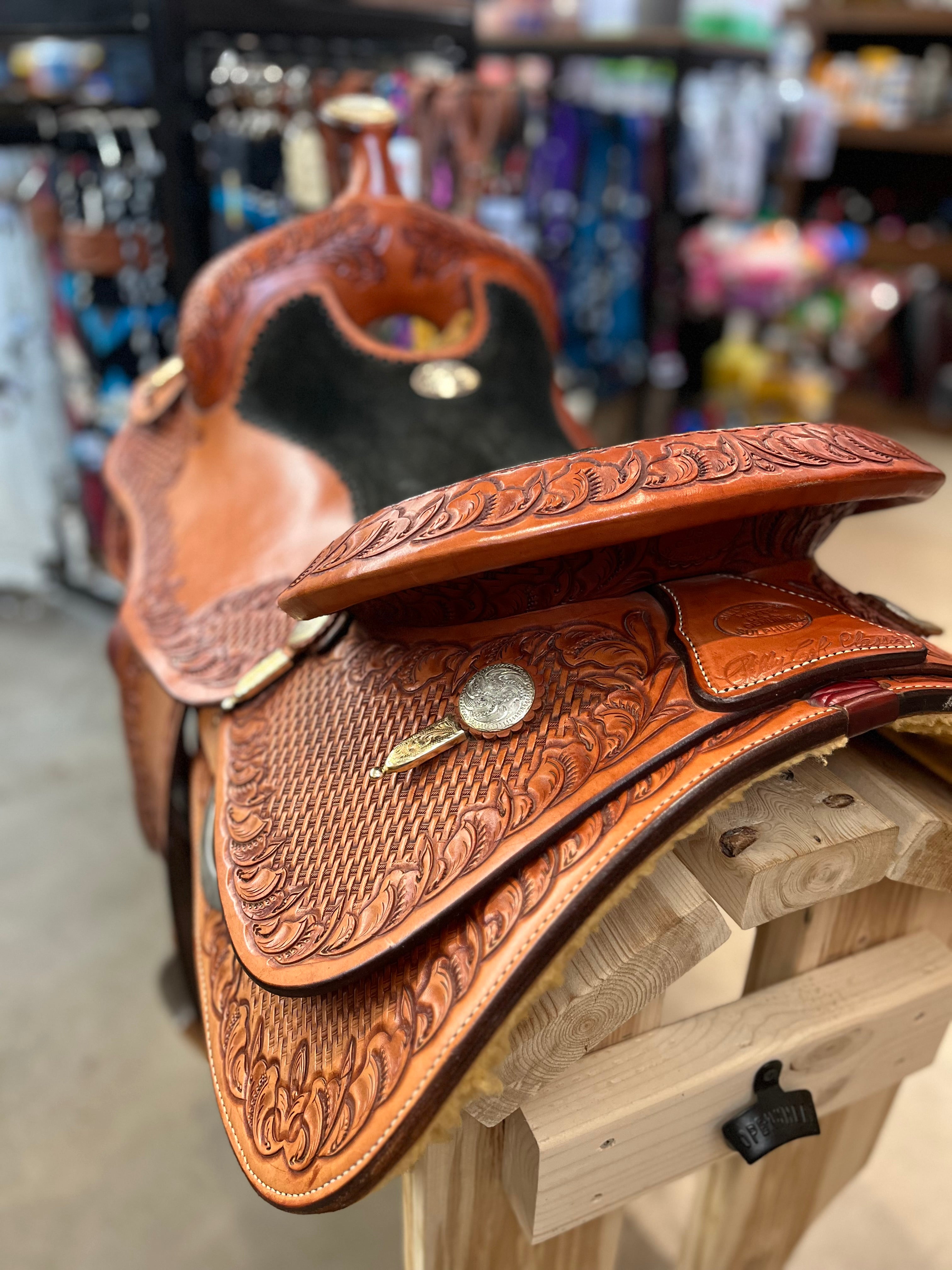 Selle western de reining Billy Cook Classic, équipement pour cheval avec cuir marron et détails en métal, vue de face.