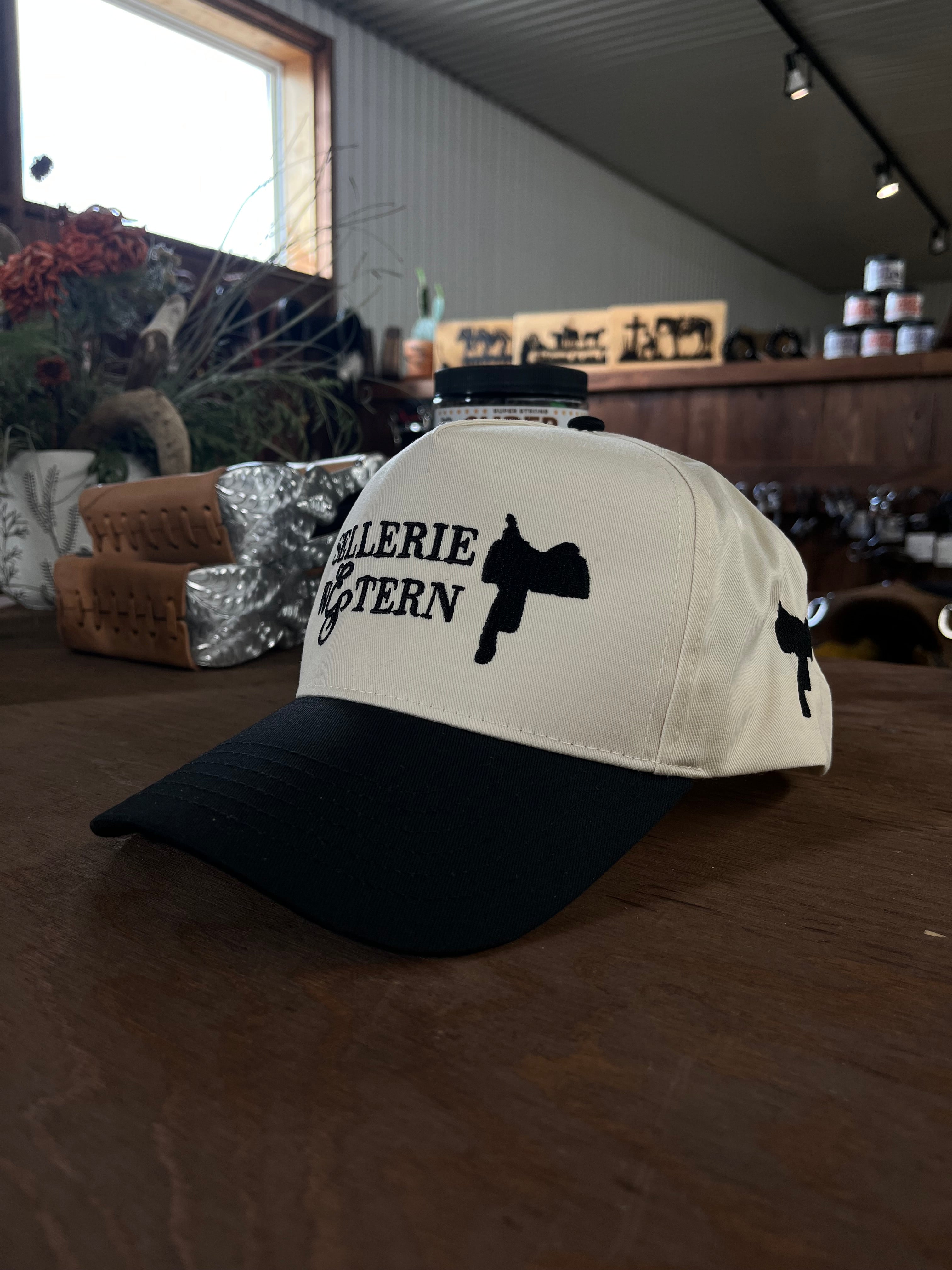 Casquette Western brodée ES Sellerie Western, accessoire de mode avec motifs tissés, vue de face sur fond neutre.