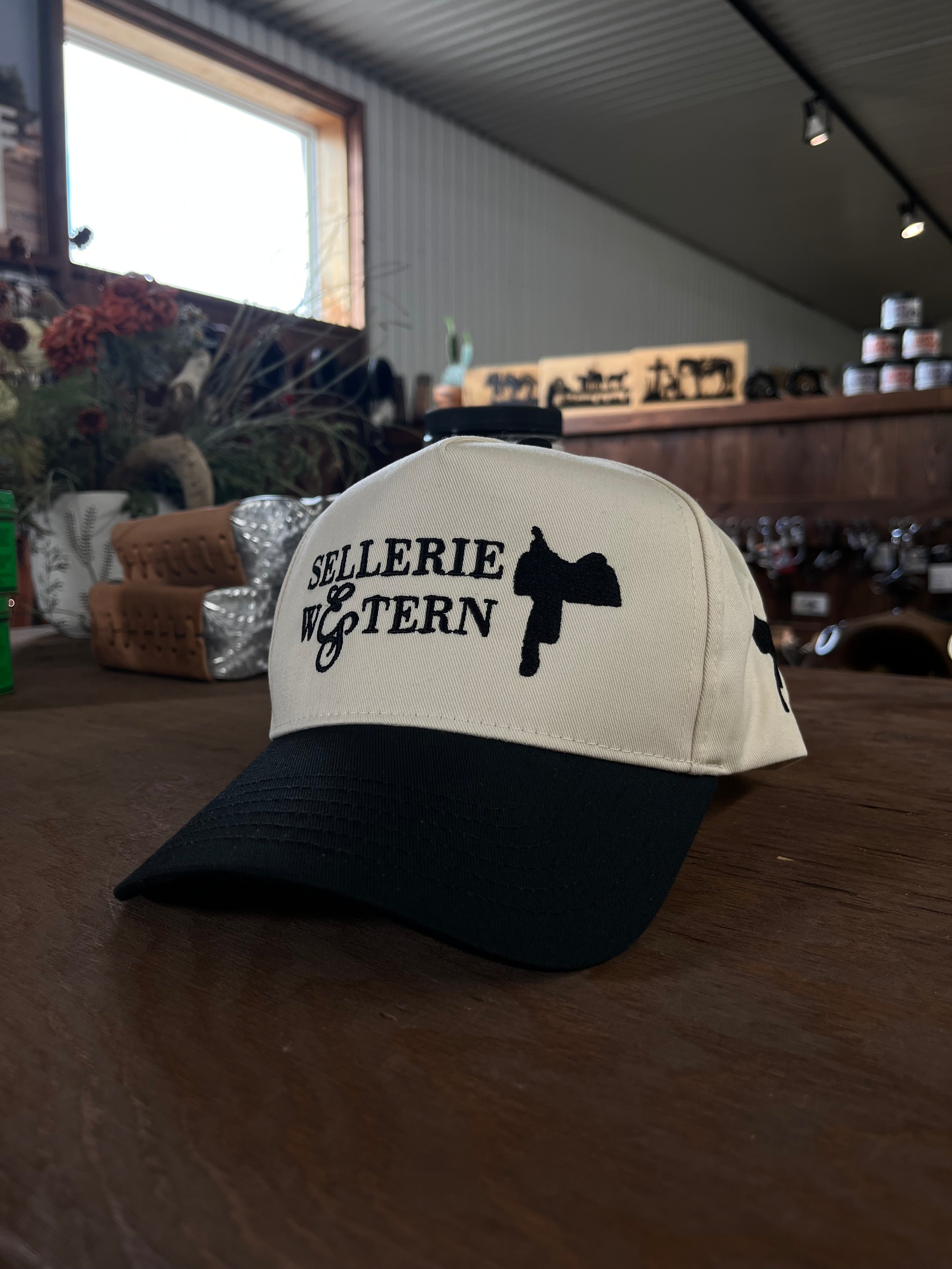 Casquette Western brodée ES Sellerie Western, accessoire de mode, vue de face avec motifs brodés colorés.
