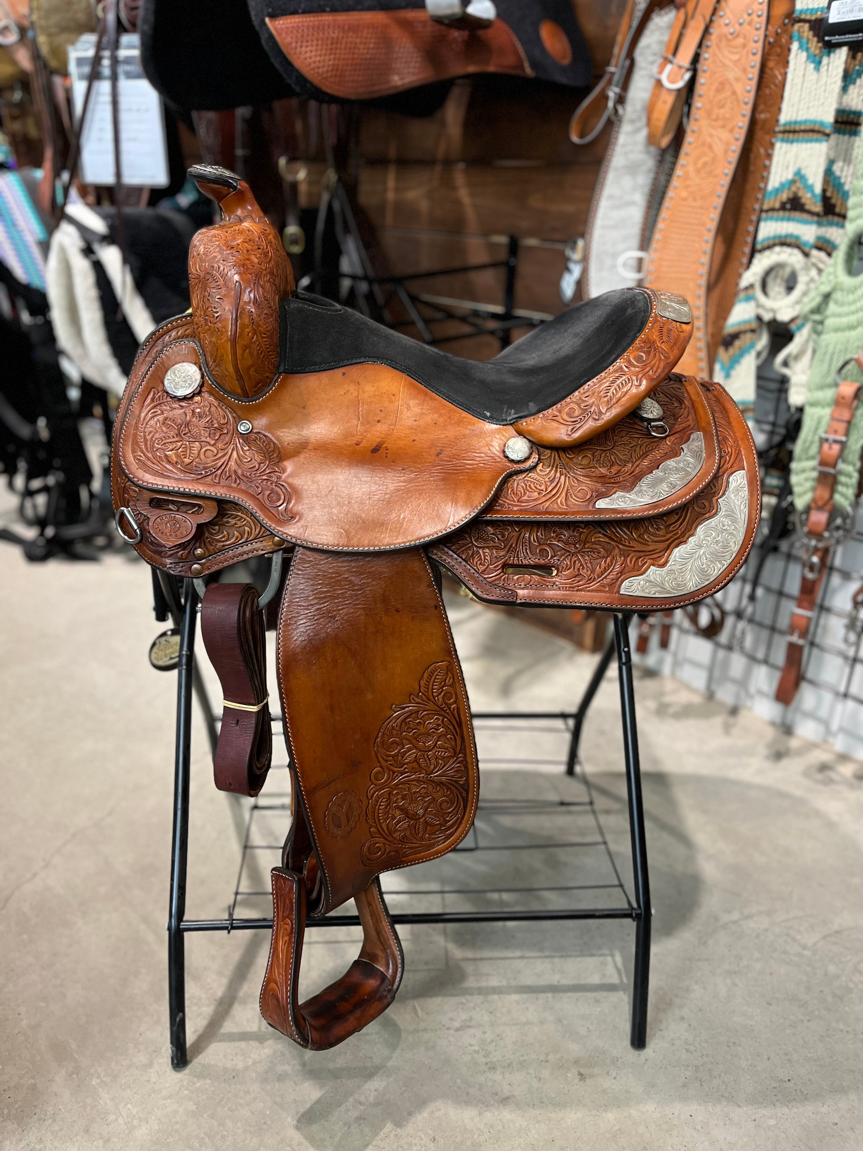 Selle western Circle Y Equitation pour équitation Western, accessoire de haute qualité, avec détails en cuir visible.