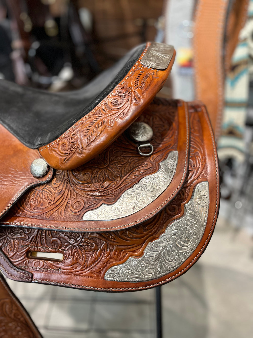 Selle western Circle Y Equitation de la marque ES Sellerie Western, vue en détail, avec cuir marron et finitions élégantes.