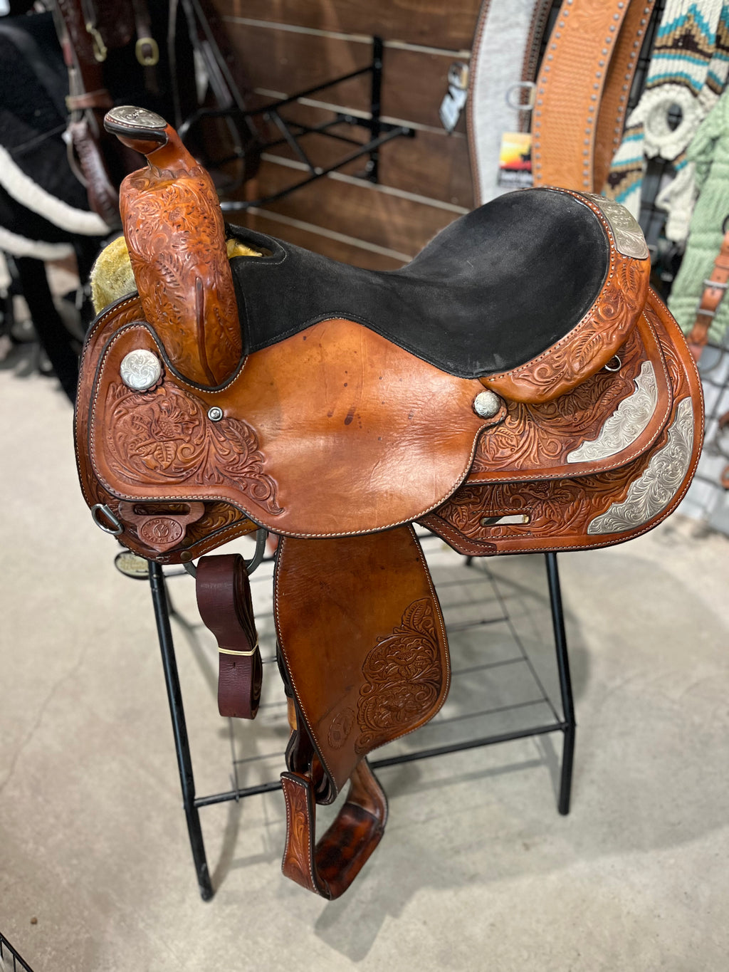 Selle western Circle Y Equitation de ES Sellerie Western, accessoire d'équitation avec assise en cuir et détails en métal.