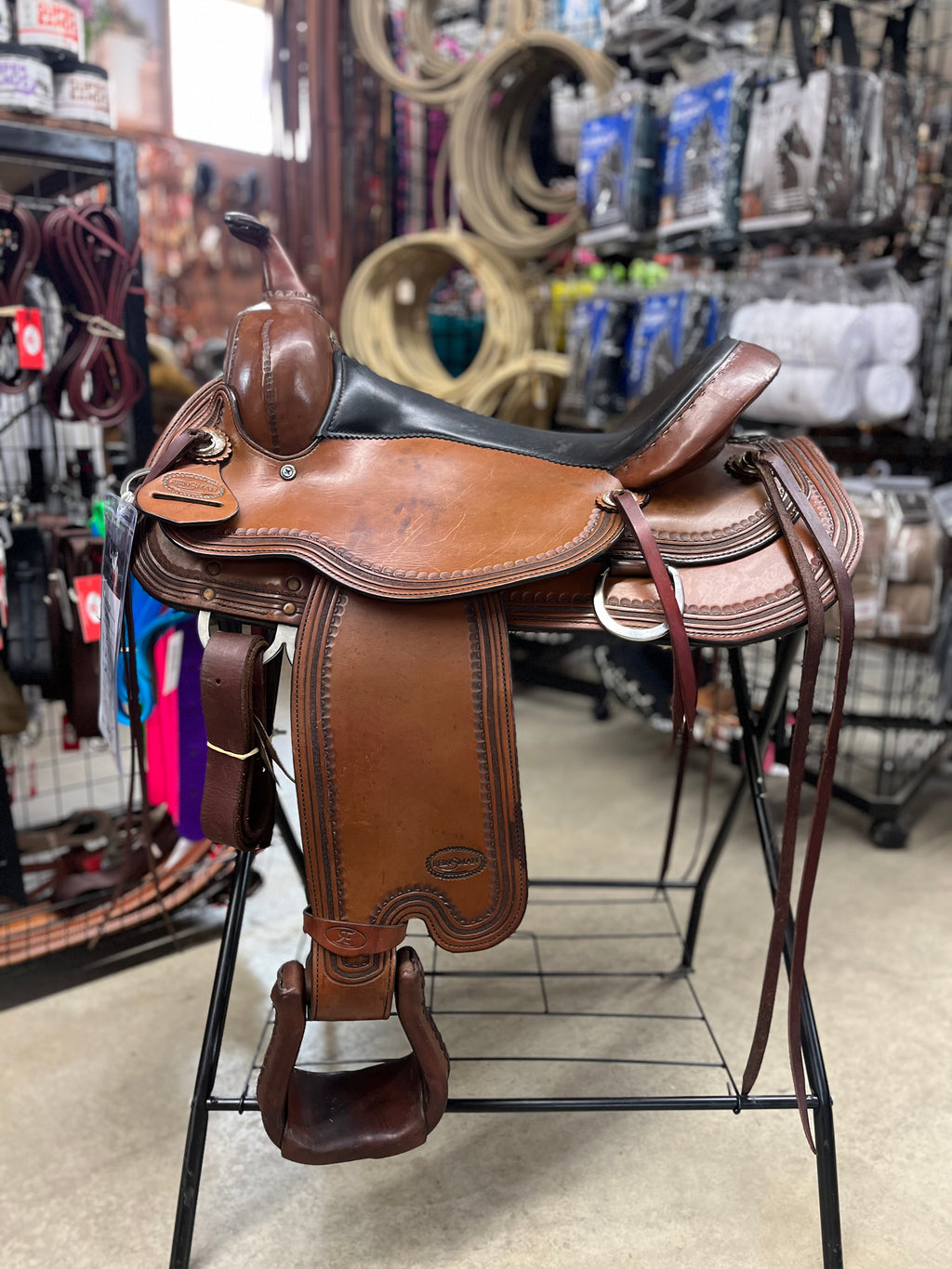 Selle de randonnée Reinsman usagée, accessoire d'équitation western, vue de côté avec cuir usé et détails de fabrication.