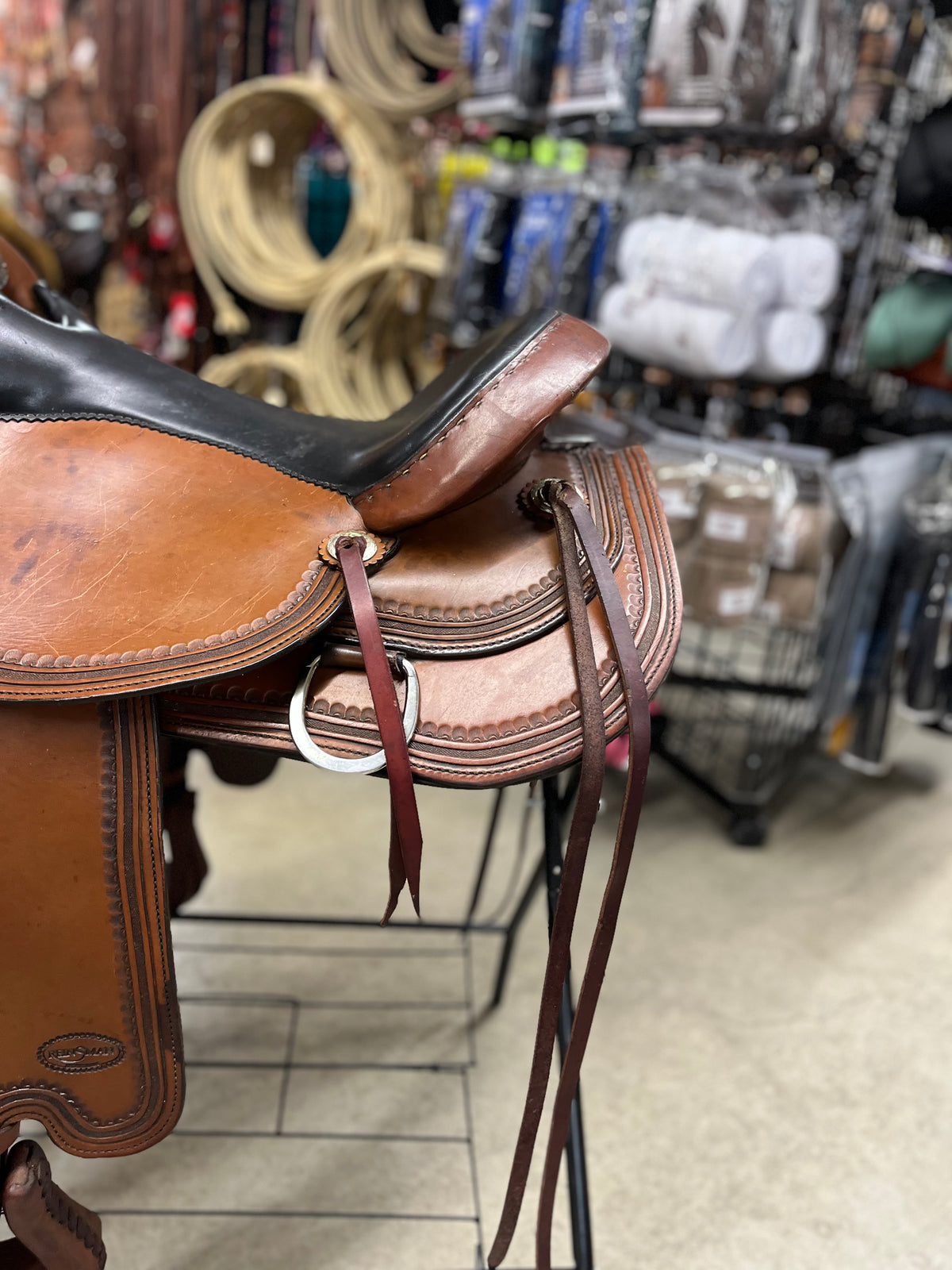 Selle de randonnée Reinsman usagée, accessoire Western en cuir, avec détails de fixation et assise confortable.