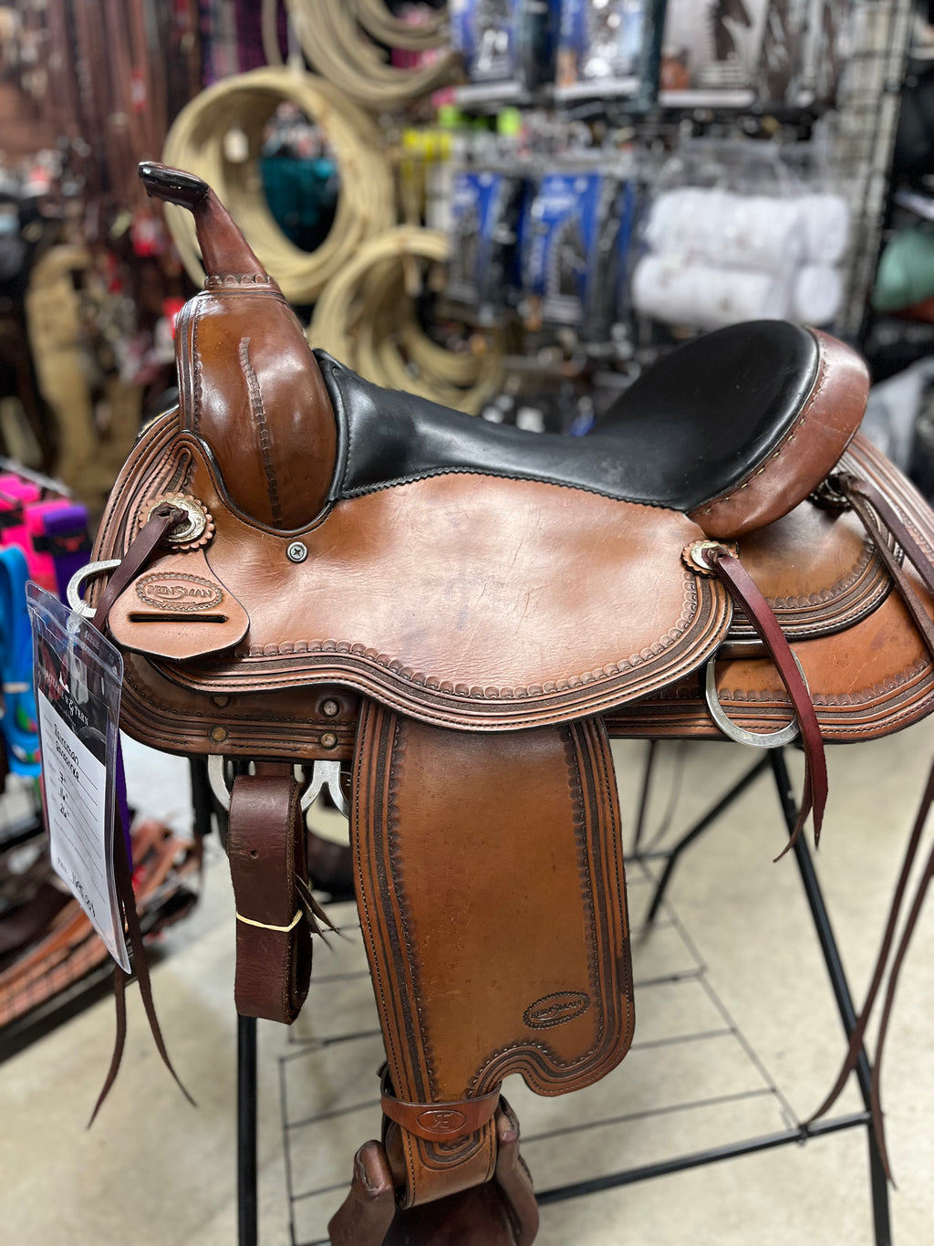 Selle de randonnée Reinsman usagée pour accessoires western, visible sur l'image, fabriquée par ES Sellerie Western.
