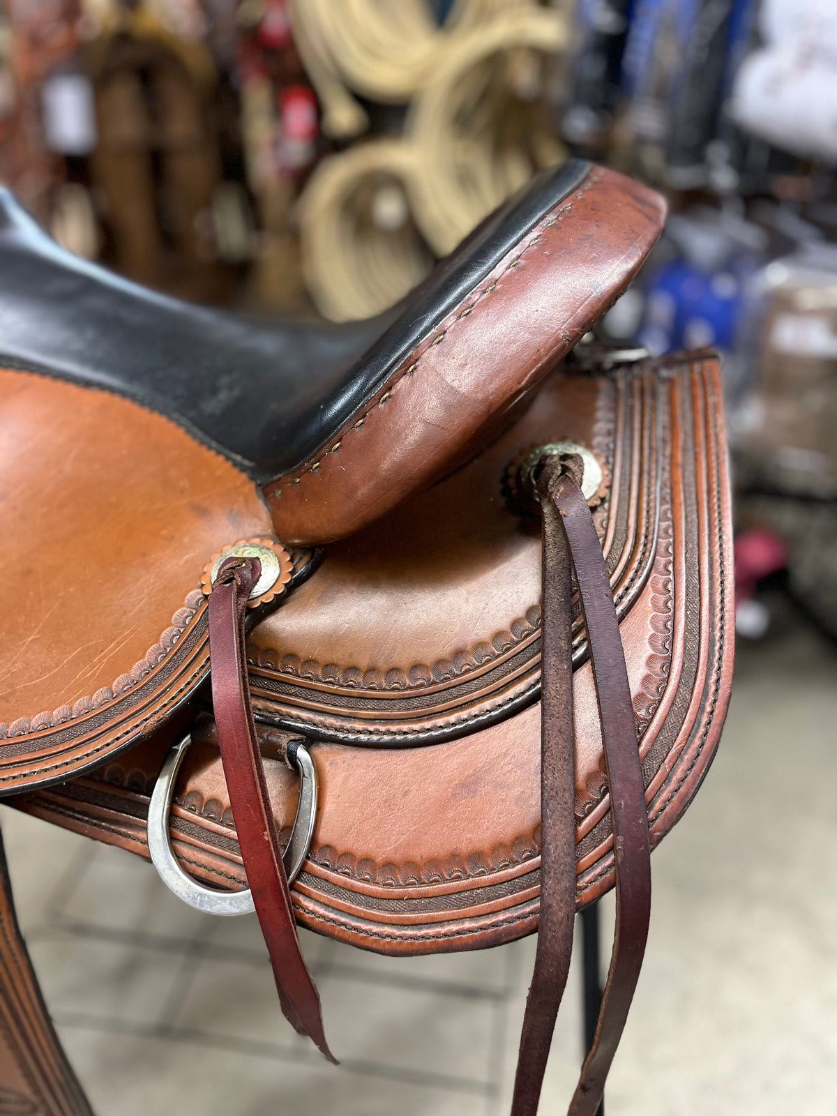 Selle de randonnée Reinsman usagée, accessoire pour chevaux, fabriquée par ES Sellerie Western, vue de côté.