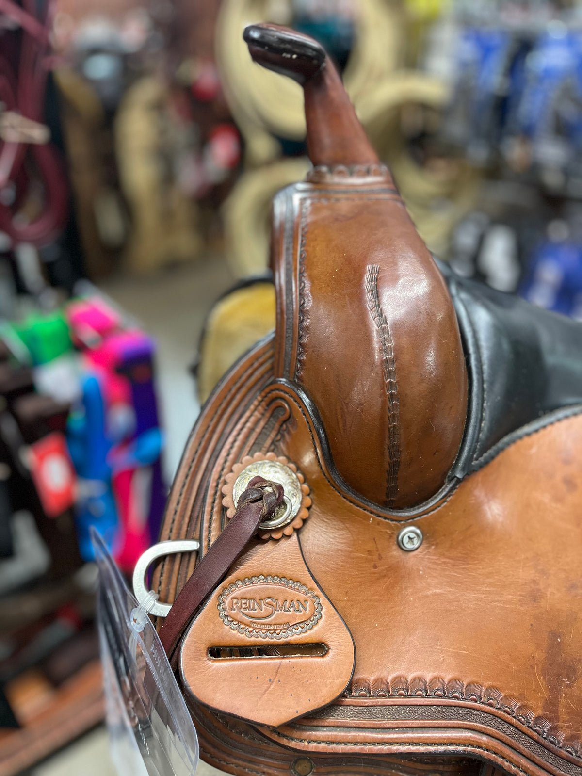 Selle de randonnée Reinsman d'occasion, accessoire pour équitation western, vue de la selle avec cuir usagé.