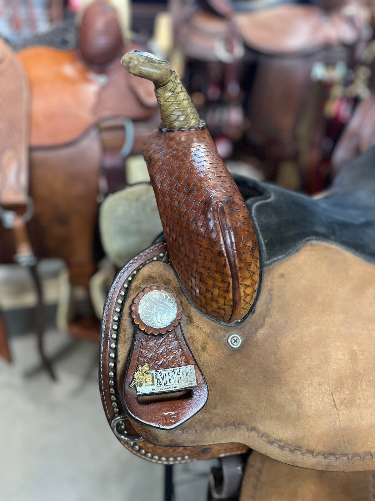 Selle western de baril usagée Textan, marque ES Sellerie Western, vue de côté