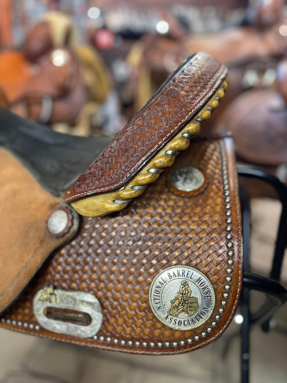 Selle western de baril usagée Textan par ES Sellerie Western, vue de côté