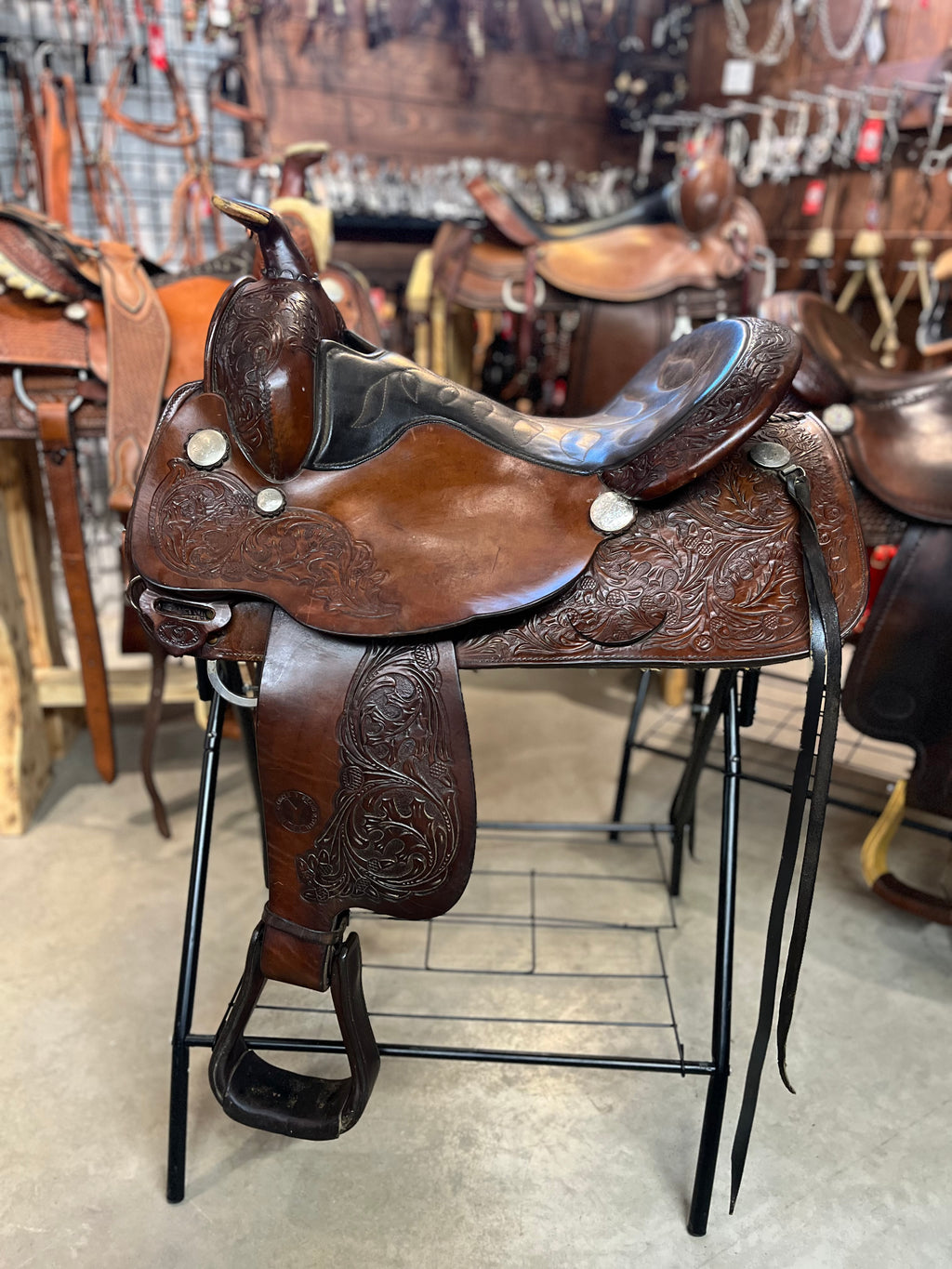 Selle western usagée Circle Y, vue détaillée avec cuir marron et ornements décoratifs