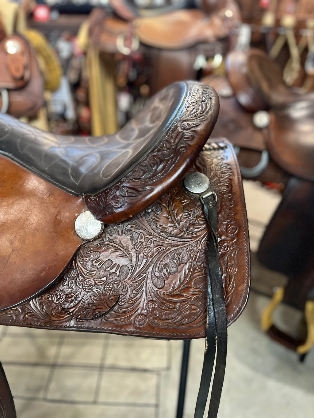 Selle western usagée Circle Y en cuir marron, vue de côté, par ES Sellerie Western