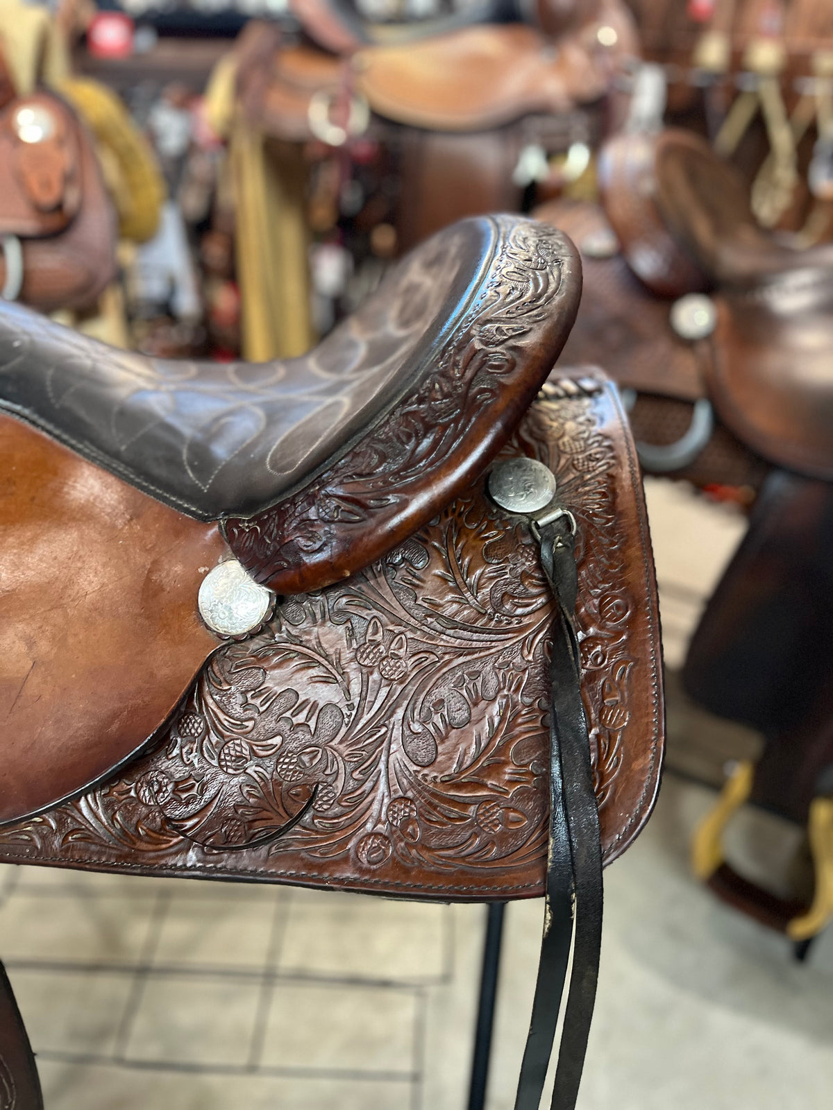 Selle western usagée Circle Y en cuir marron, vue de côté, par ES Sellerie Western