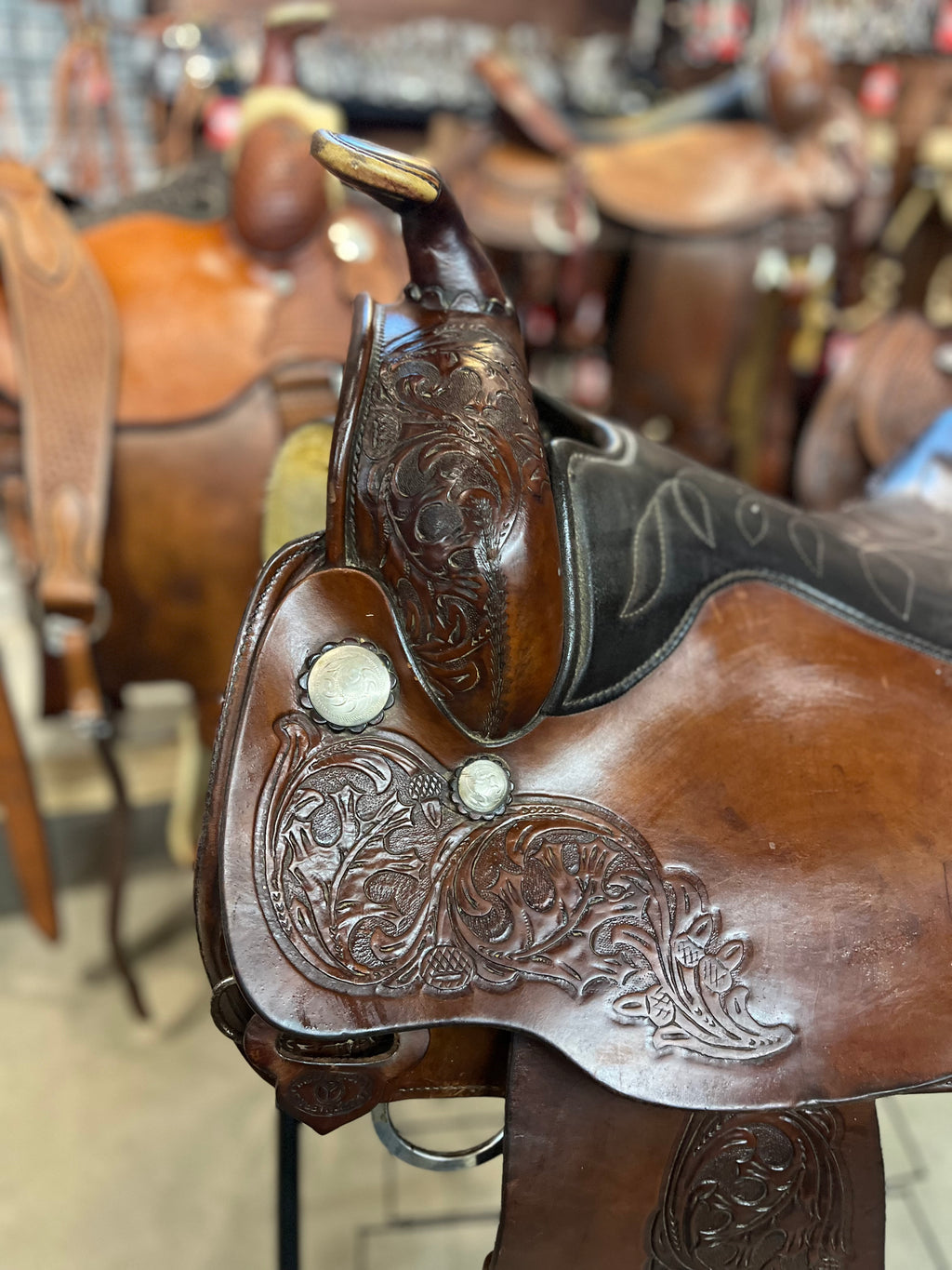 Selle western usagée Circle Y par ES Sellerie Western, vue détaillée en cuir brun et ornements argentés