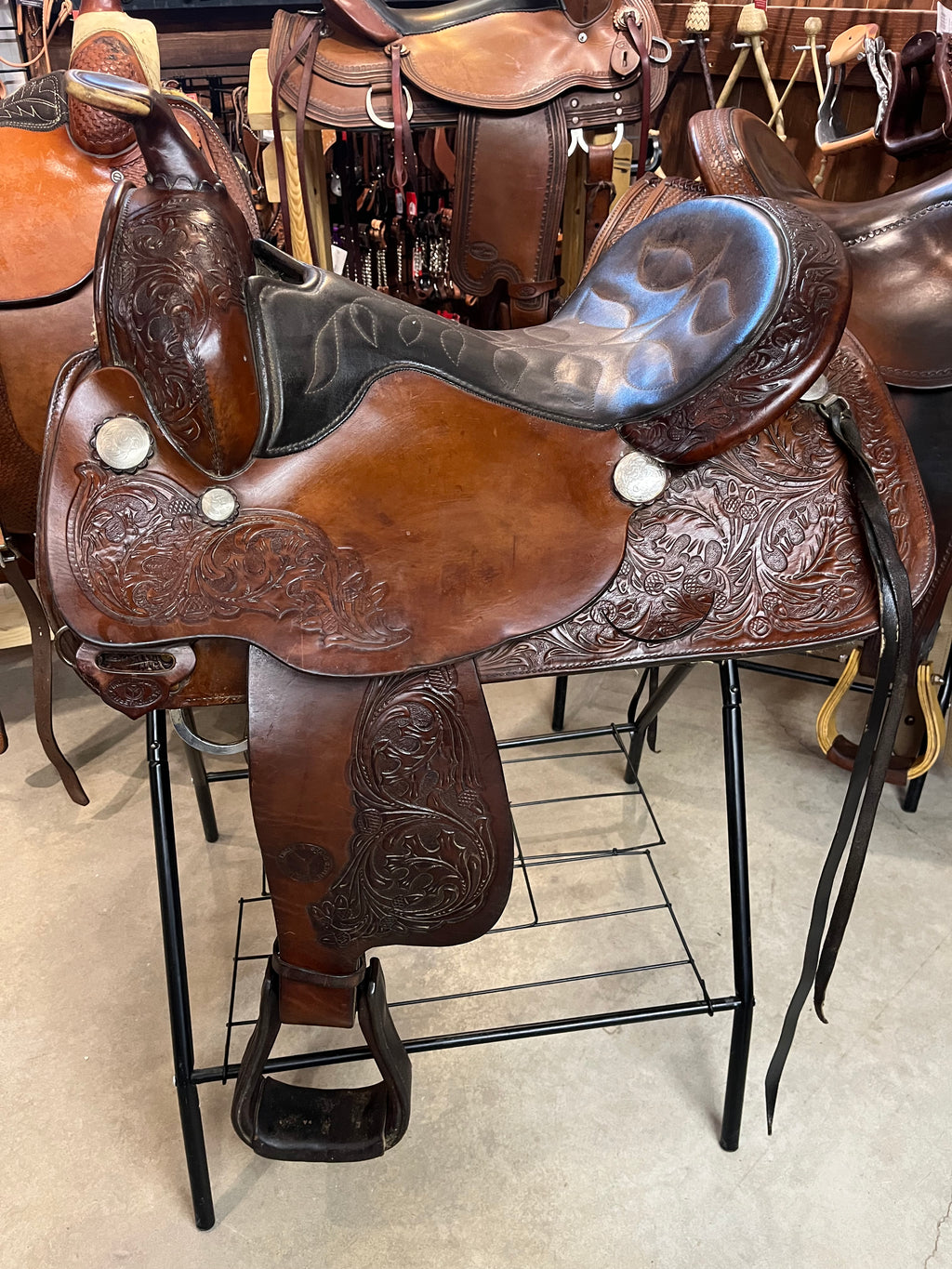 Selle western usagée Circle Y, accessoire d’équitation en cuir marron vu de profil