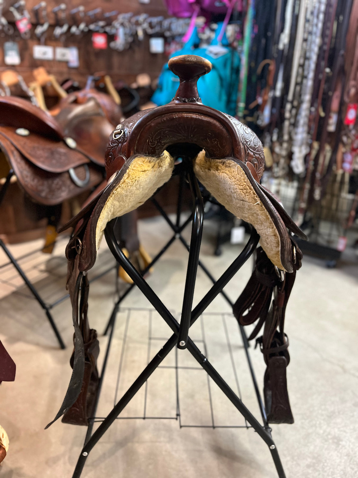 Selle western usagée Circle Y par ES Sellerie Western, vue détaillée de l’équipement équestre