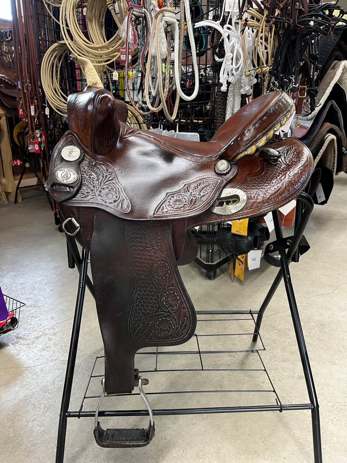 Selle western usagée Circle A d’ES Sellerie Western, vue de côté gracée en cuir marron