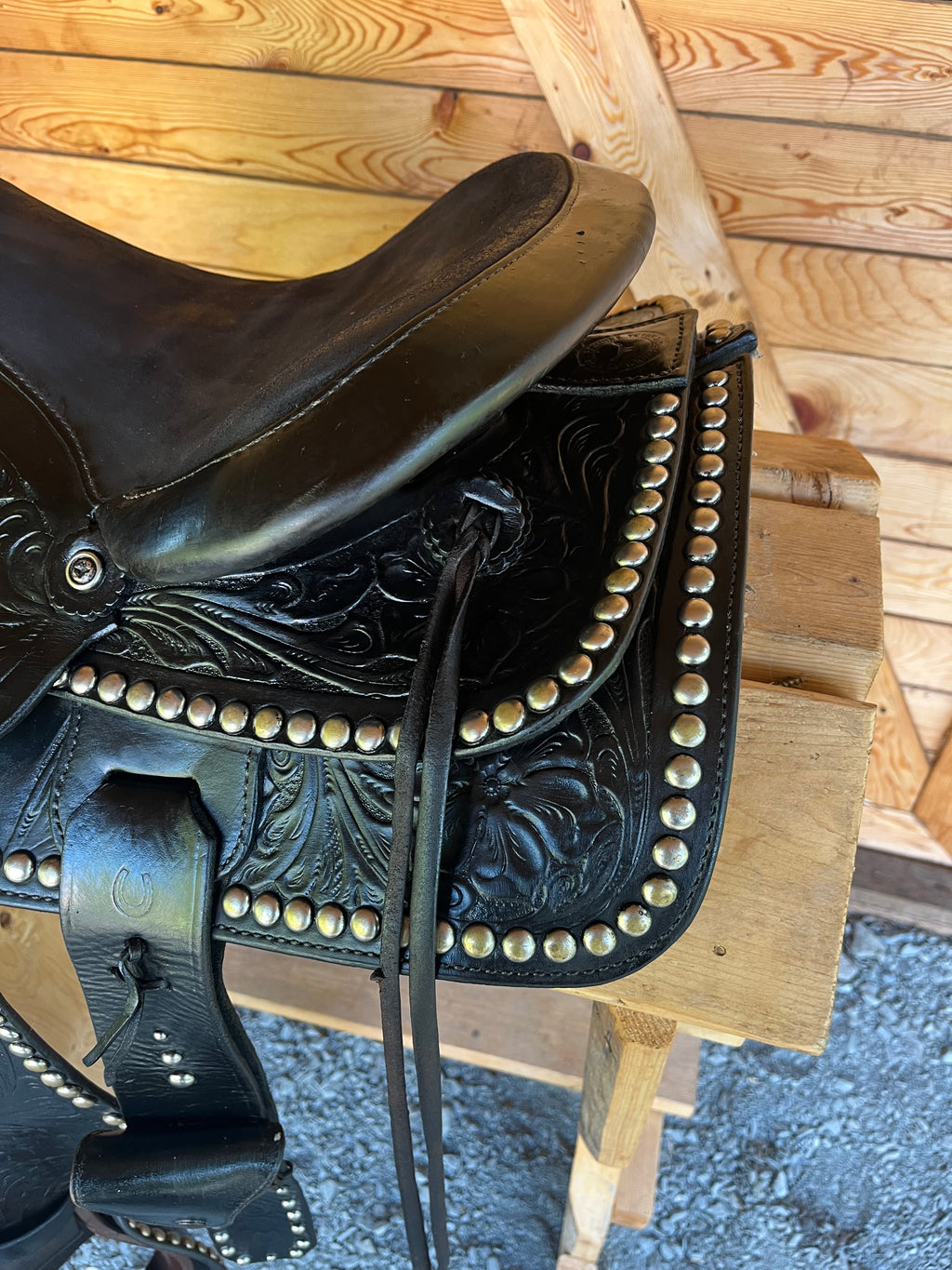 Selle western de randonnée ES Sellerie Western sur un cheval, équipement équestre pour la randonnée.