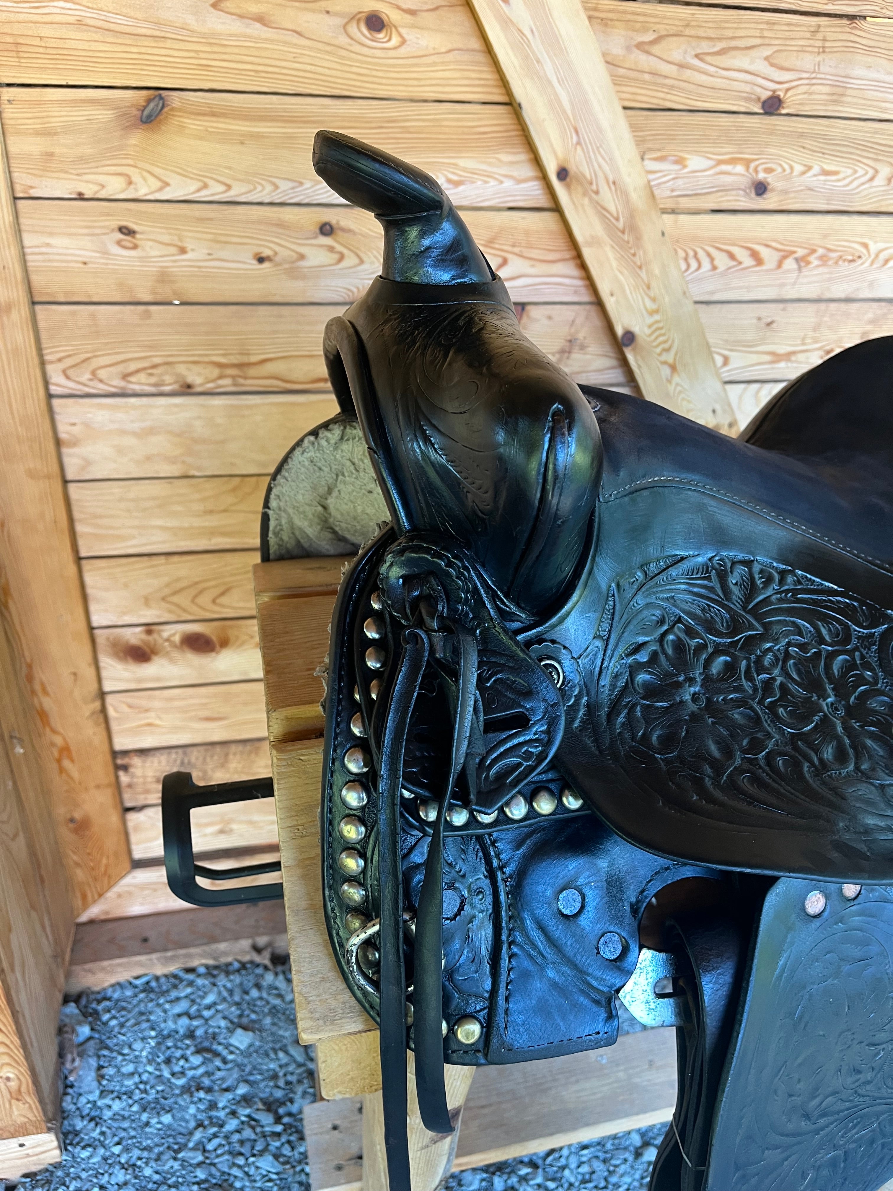 Selle western de randonnée ES Sellerie Western sur un cheval, équipement de randonnée équestre, vue en extérieur.