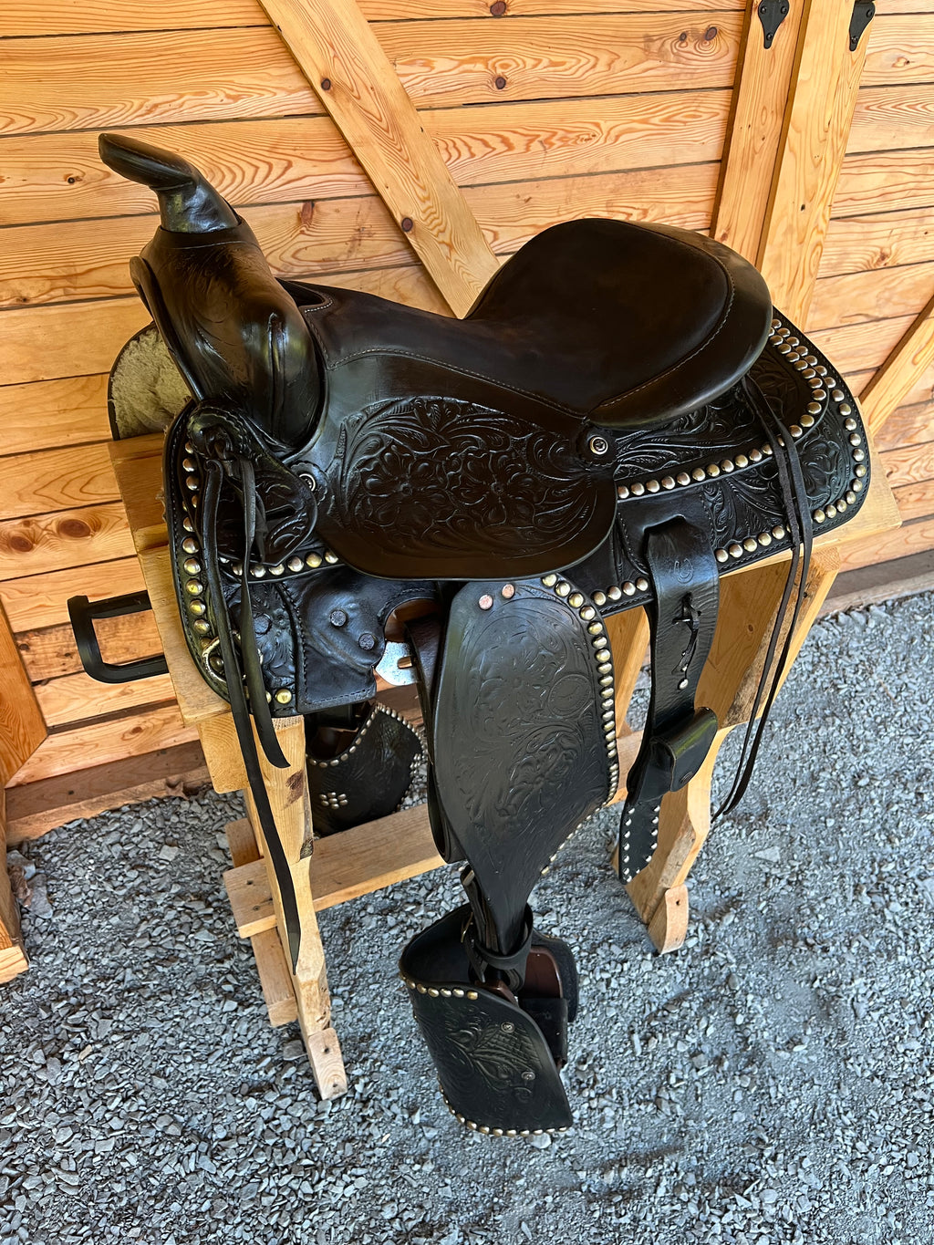 Selle western de randonnée ES Sellerie Western sur un cheval, équipement de randonnée équestre, cuir brun avec garnitures en métal