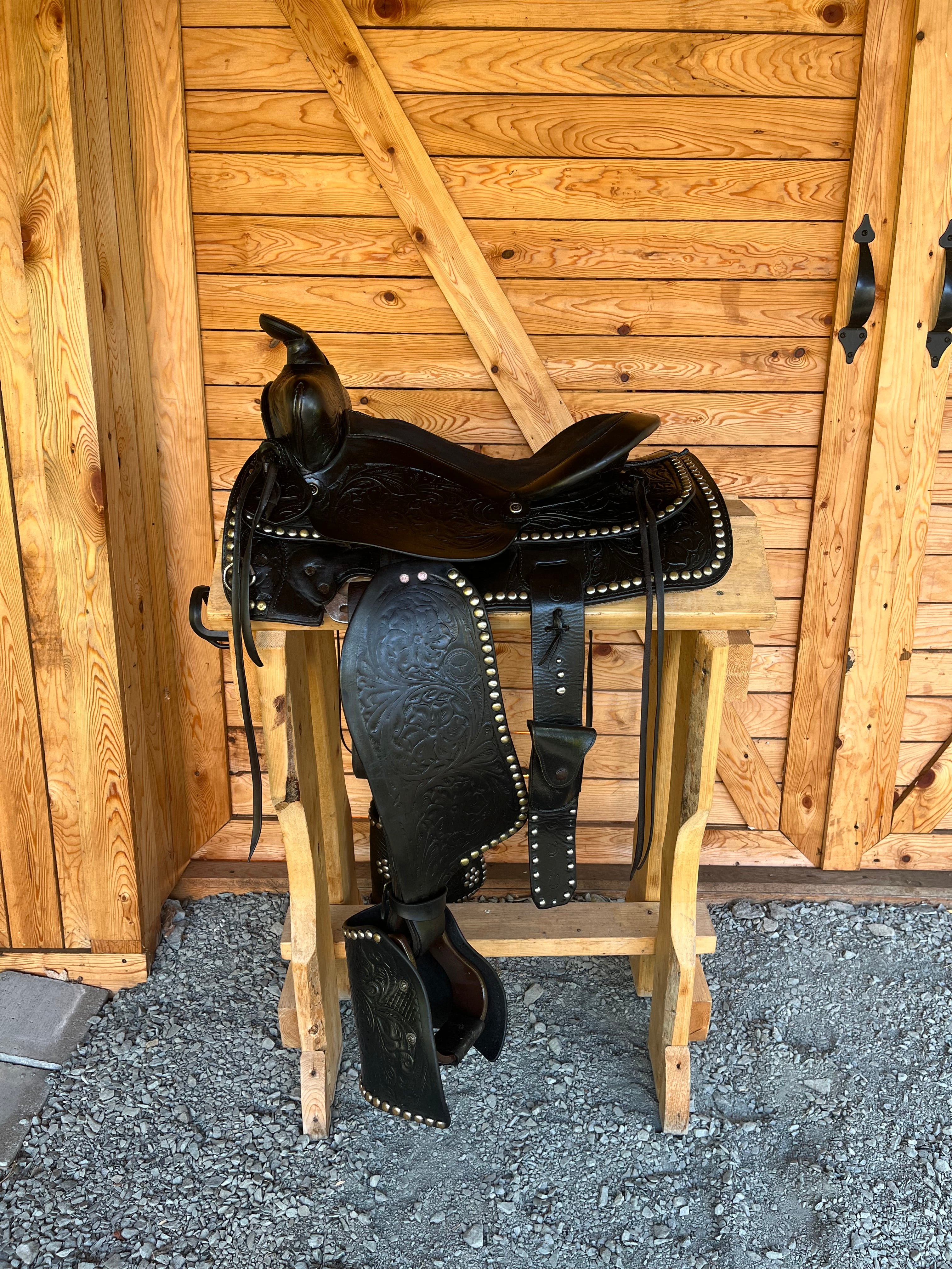 Selle western de randonnée ES Sellerie Western fixée sur un cheval, équipement d'équitation confortable et robuste.