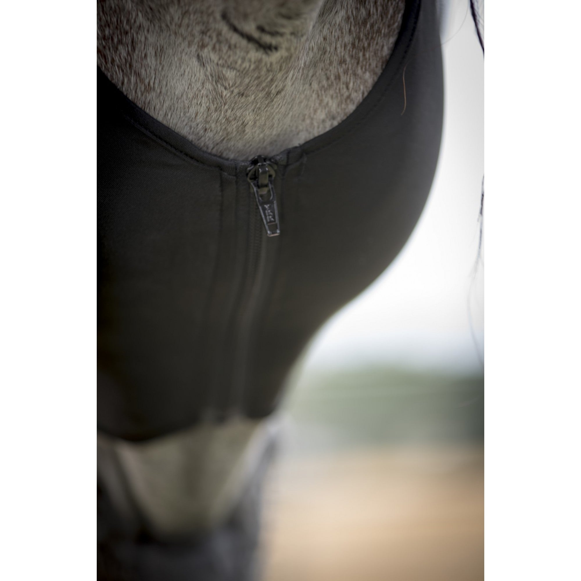 Masque anti-mouches en lycra EQUI-SKY avec oreilles, accessoire pour équitation, couleur noire, ajusté pour chevaux.