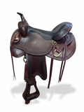 Selle de randonnée Big Horn de la marque ES Sellerie Western, équipée pour le confort du cheval et du cavalier.