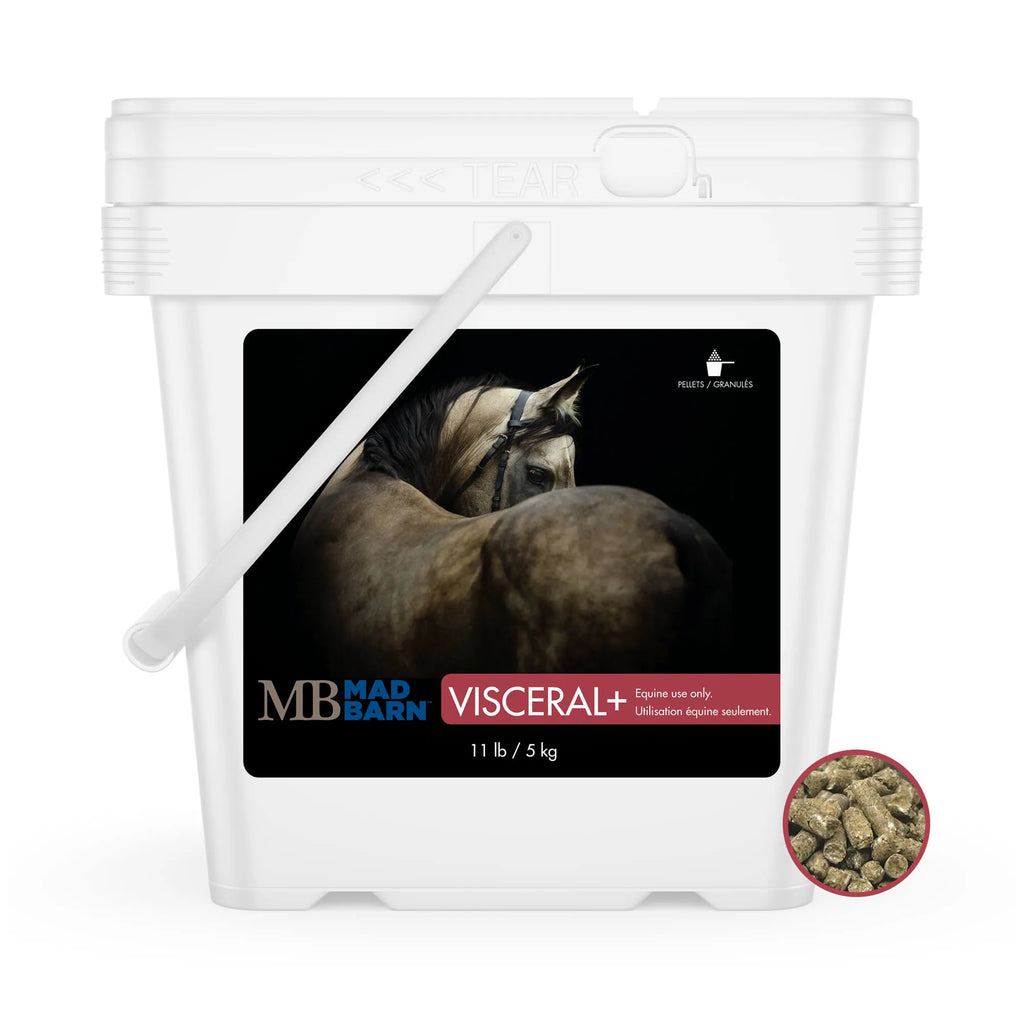 Supplément Visceral+ Madbarn de 2,5 kg, soin pour la santé animale, flacon avec étiquette visible, dans un environnement rural.