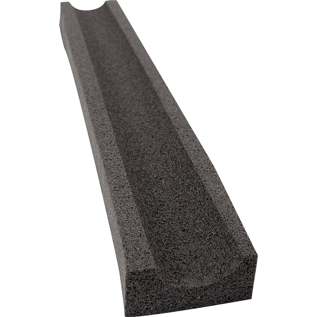 Coussin de protection en mousse pour bride de la marque Equibrand, montrant la pièce en mousse blanche sur une bride.