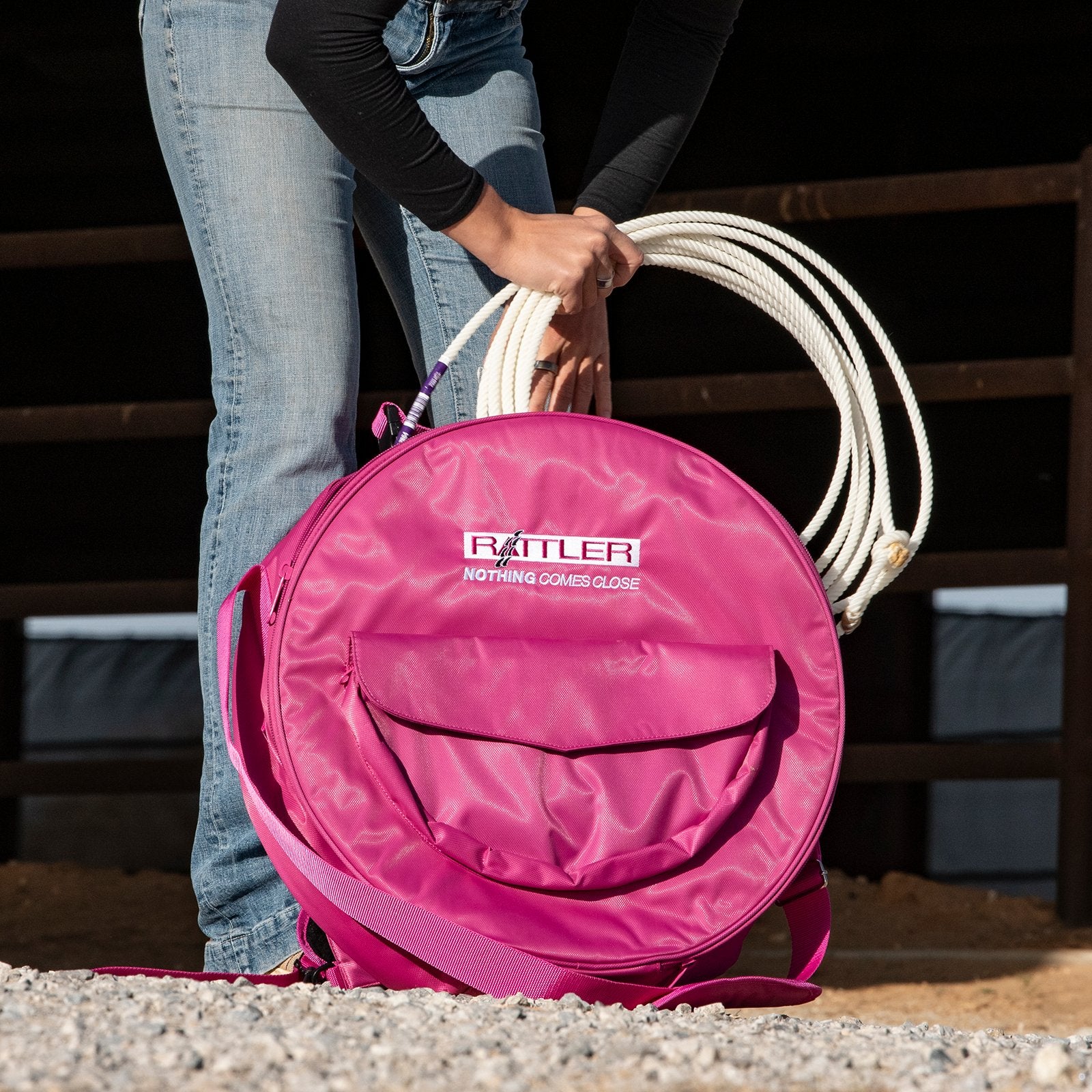 Sac à ropes breakaway Equibrand, dispositif de sécurité équestre avec cordon détachable, en position sur un cheval.