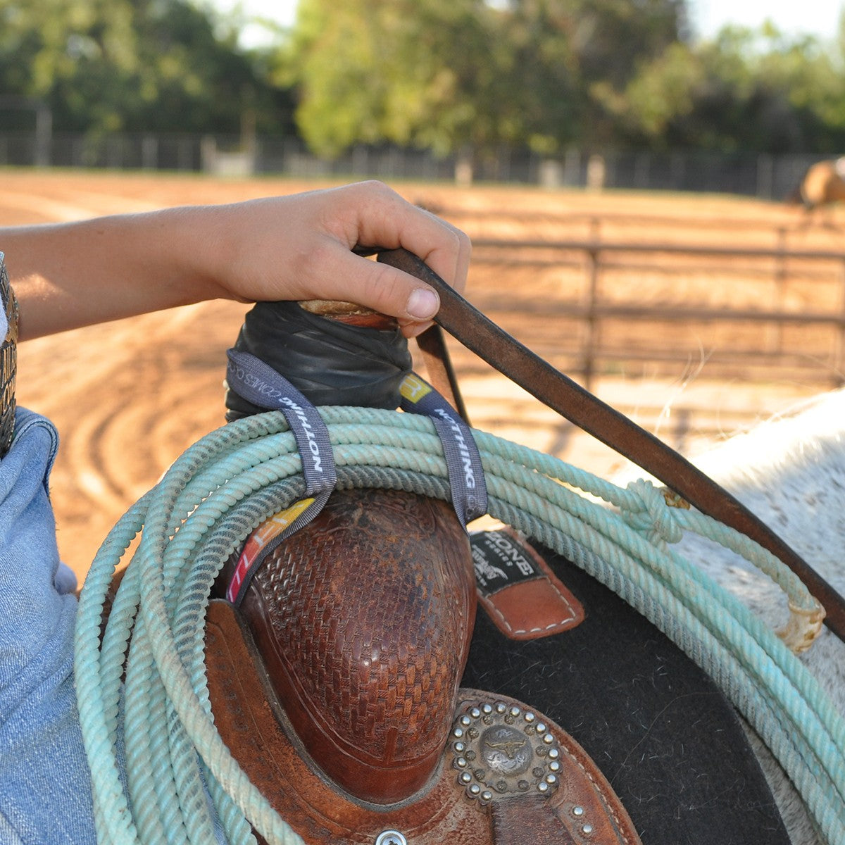 Courroie élastique pour lasso Rattler, accessoire d'équitation de la marque Equibrand, avec fixation robuste et flexible.