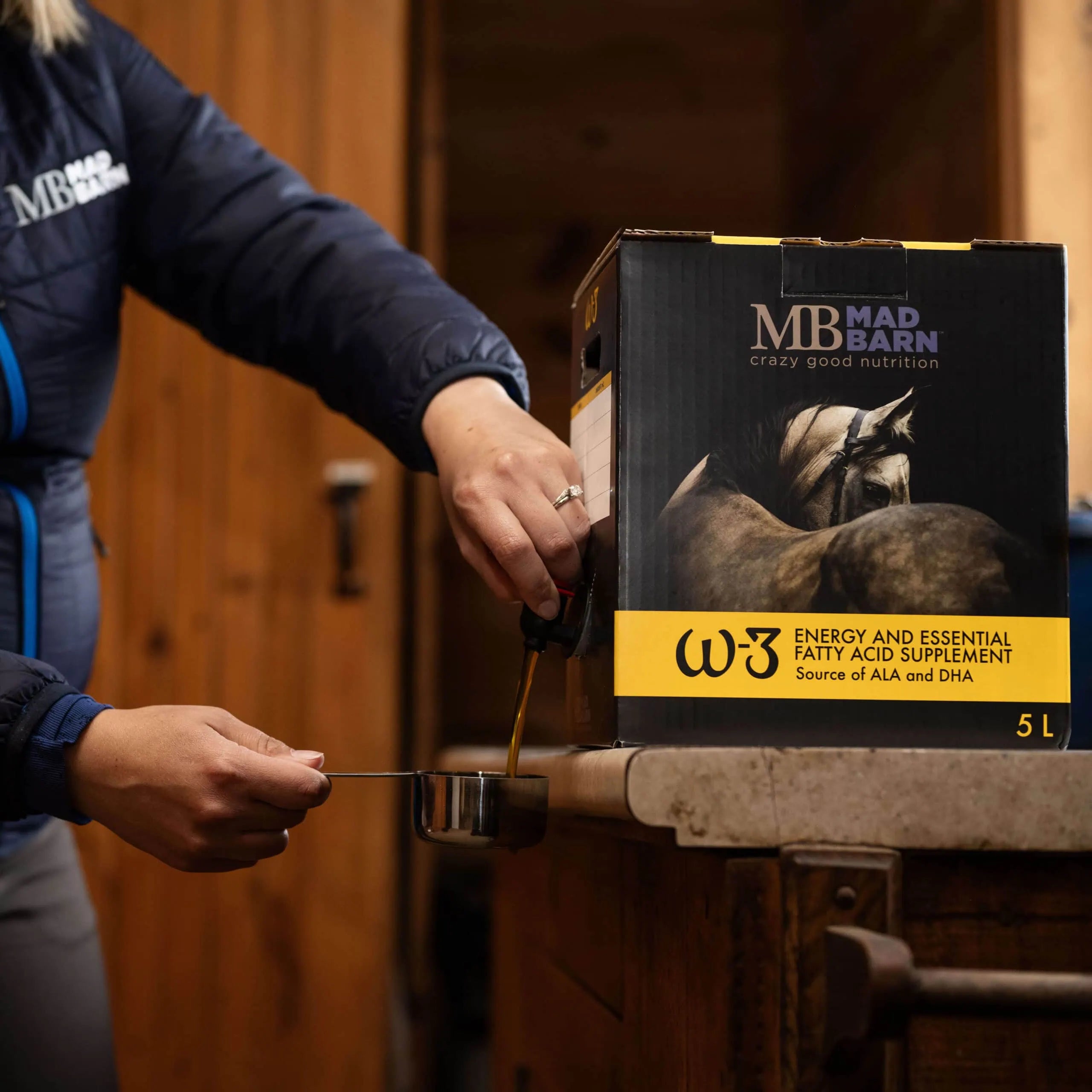 Huile W-3 Energy Madbarn, supplément pour soins équins, bouteille d'huile riche en oméga-3 pour chevaux.